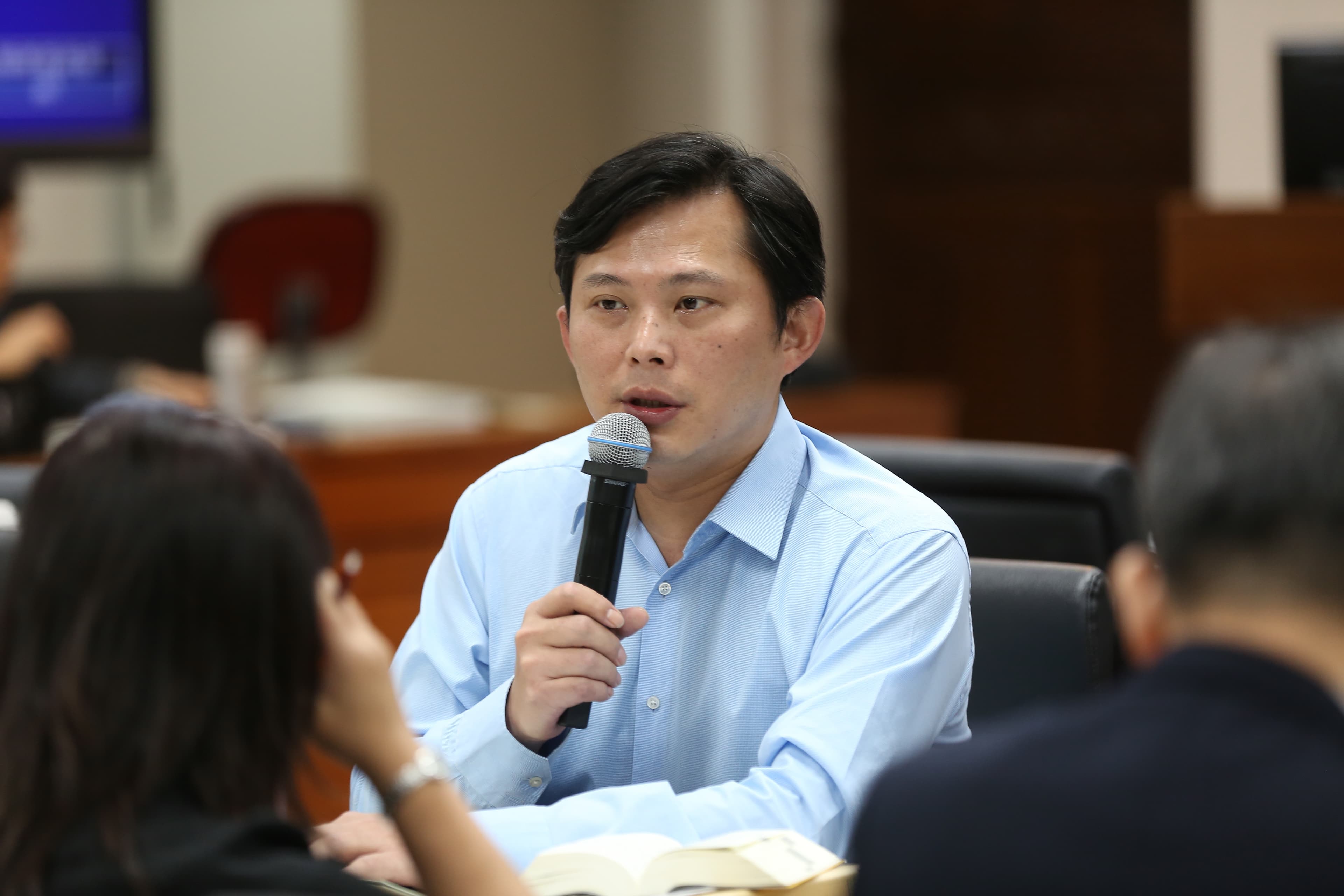 黃國昌數天前就接獲情資，今天抓到疑國安局高層上下掩護，走私免稅菸。