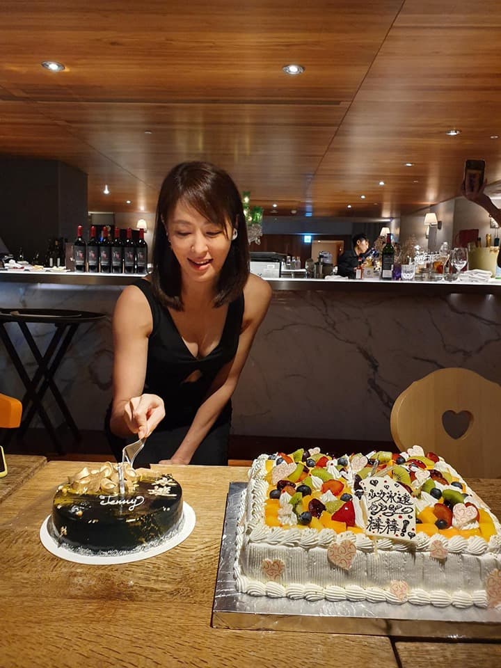 賈永婕切蛋糕時小露酥胸，讓粉絲大讚「長輩好胸」。（翻攝自賈永婕臉書）