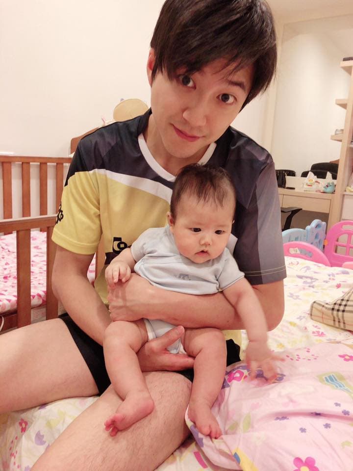 福原愛在臉書曝光三個多月大的小小傑正面照。（福原愛臉書）