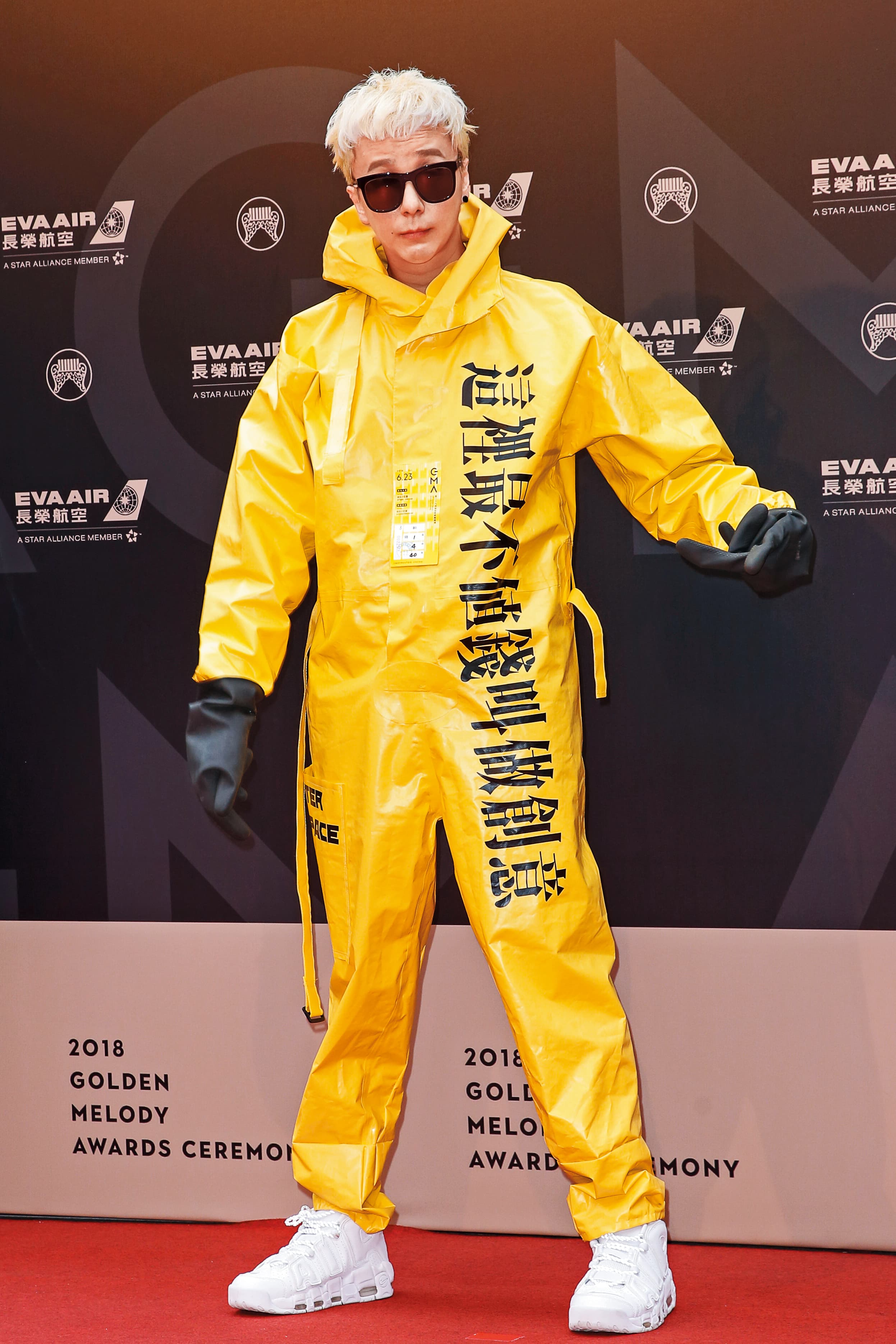 在台灣還沒獲得金曲獎肯定的廖人帥，曾在出席典禮時以衣服嗆聲。