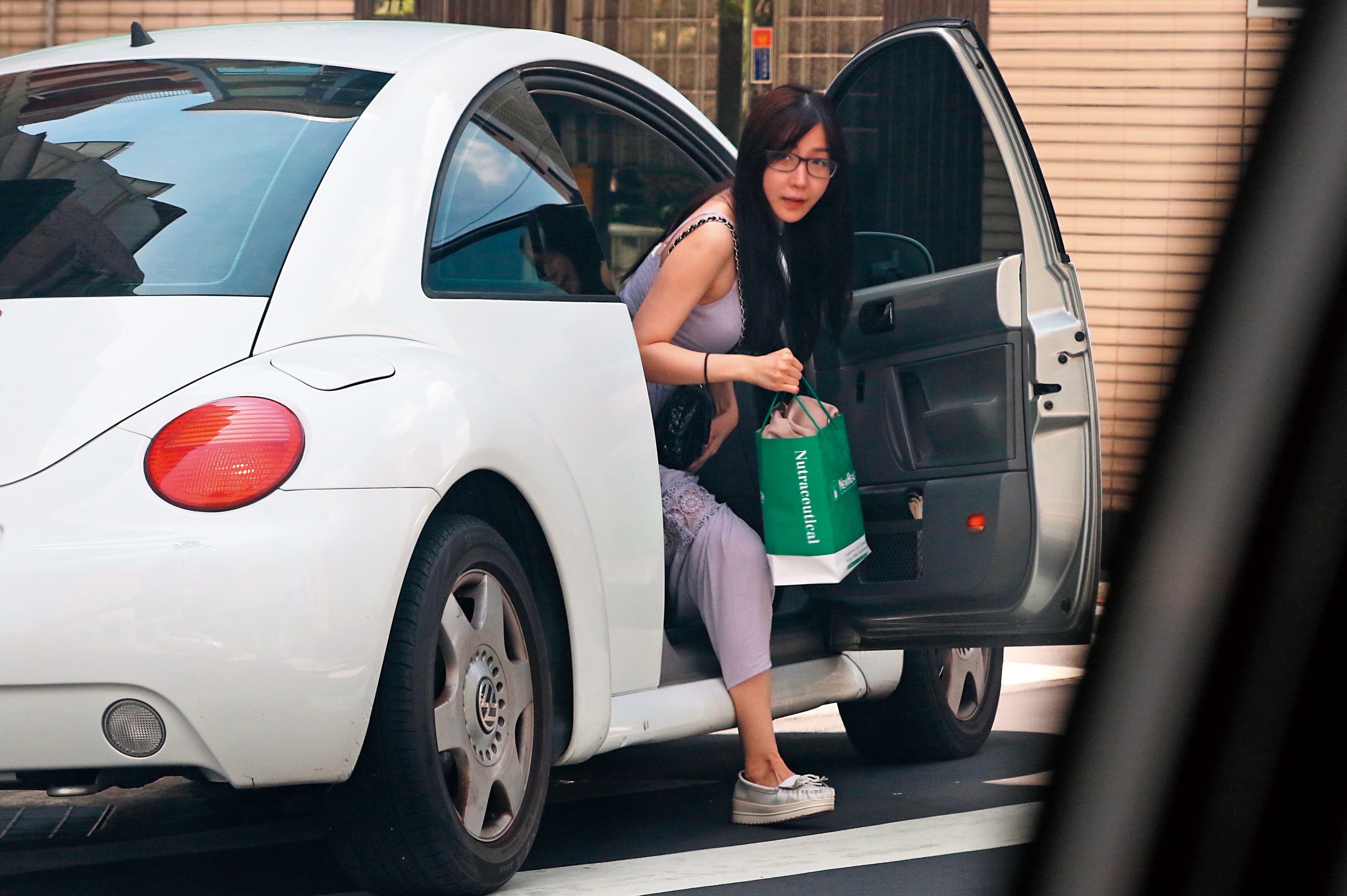 7/13 13：42，Eli同樣也搭廖人帥的車子離開，換上眼鏡的她，顯現出來的奶浪驚人。