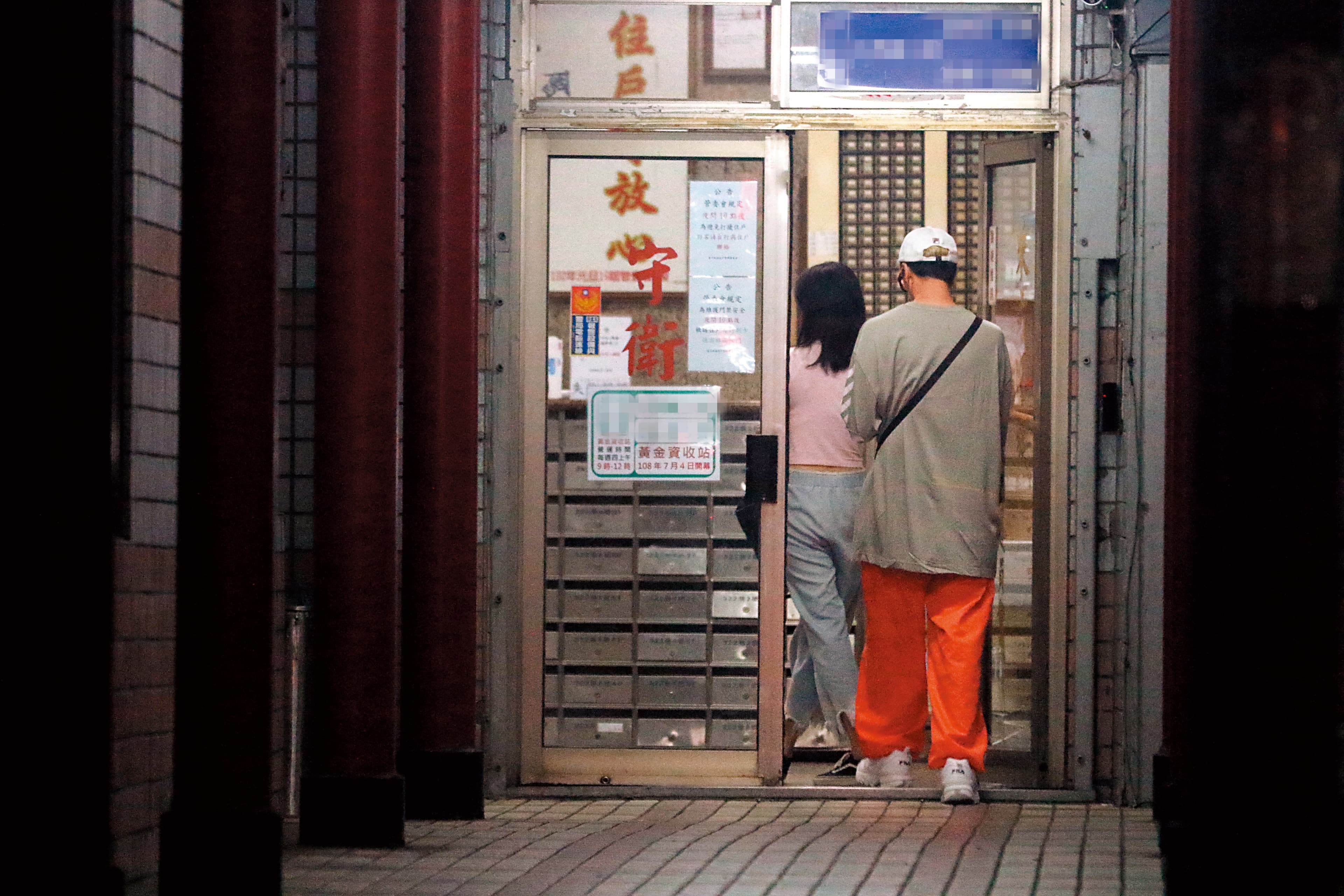 7/14 01:46 廖人帥（右）那晚沒回家，反而跟著美眉到新北市汐止度過當夜。
