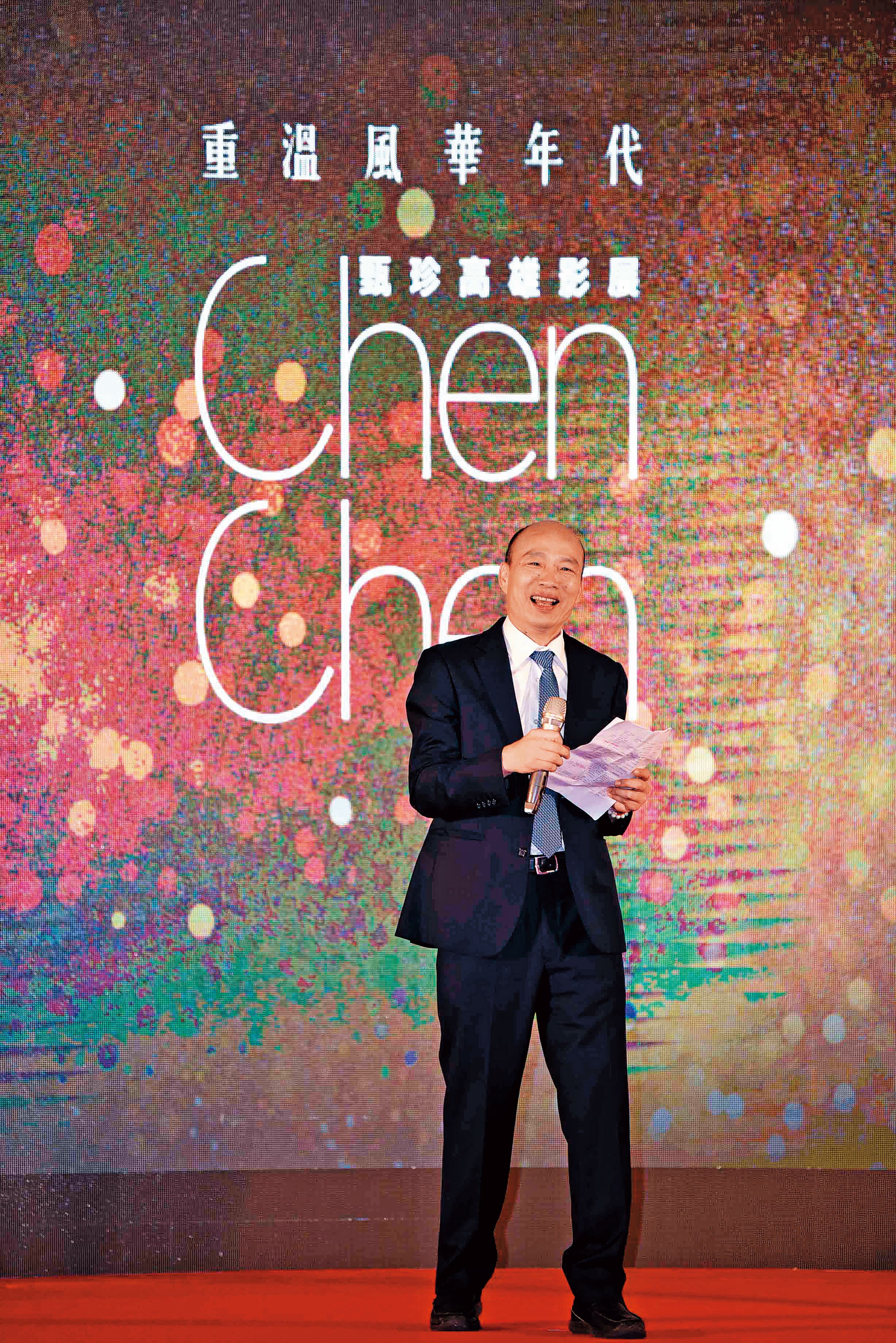即便穿上西裝，韓國瑜仍認為，他與黨內菁英有所不同。（高雄市政府提供）