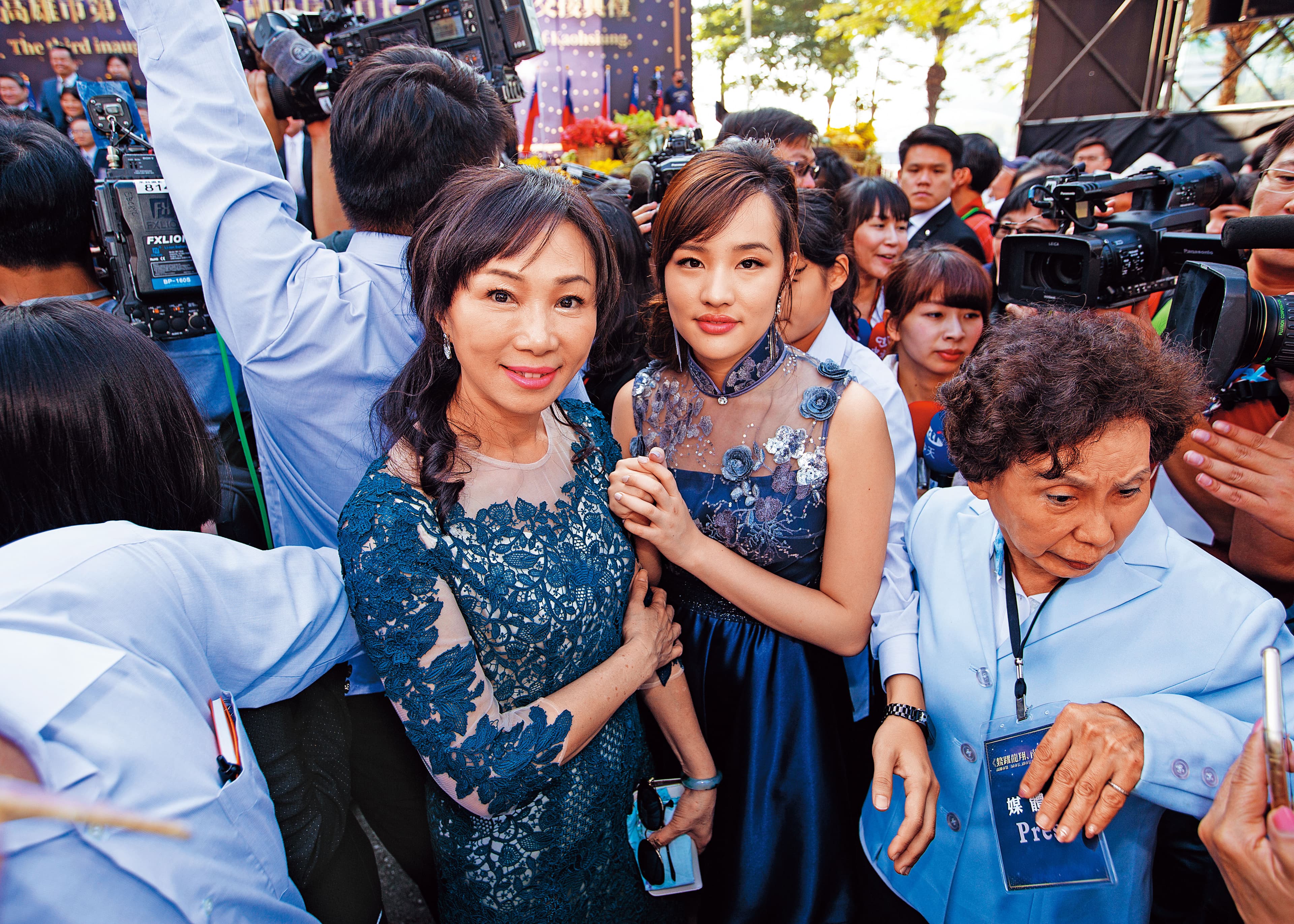 不捨妻子李佳芬（左）、長女韓冰（右）受選舉干擾，韓國瑜坦言「愛與包容」也有底線。