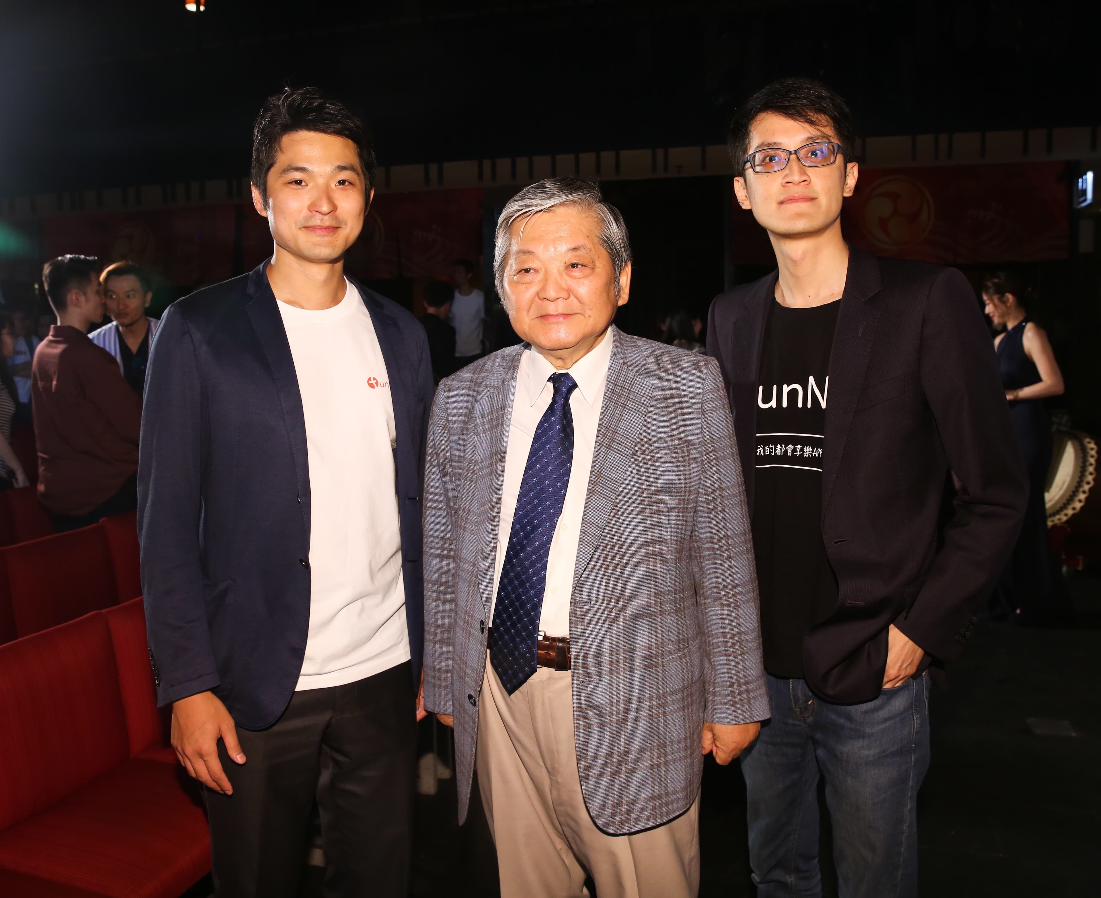 三普旅遊集團董事長謝憲治（中）和新創預定平台FunNow合作。