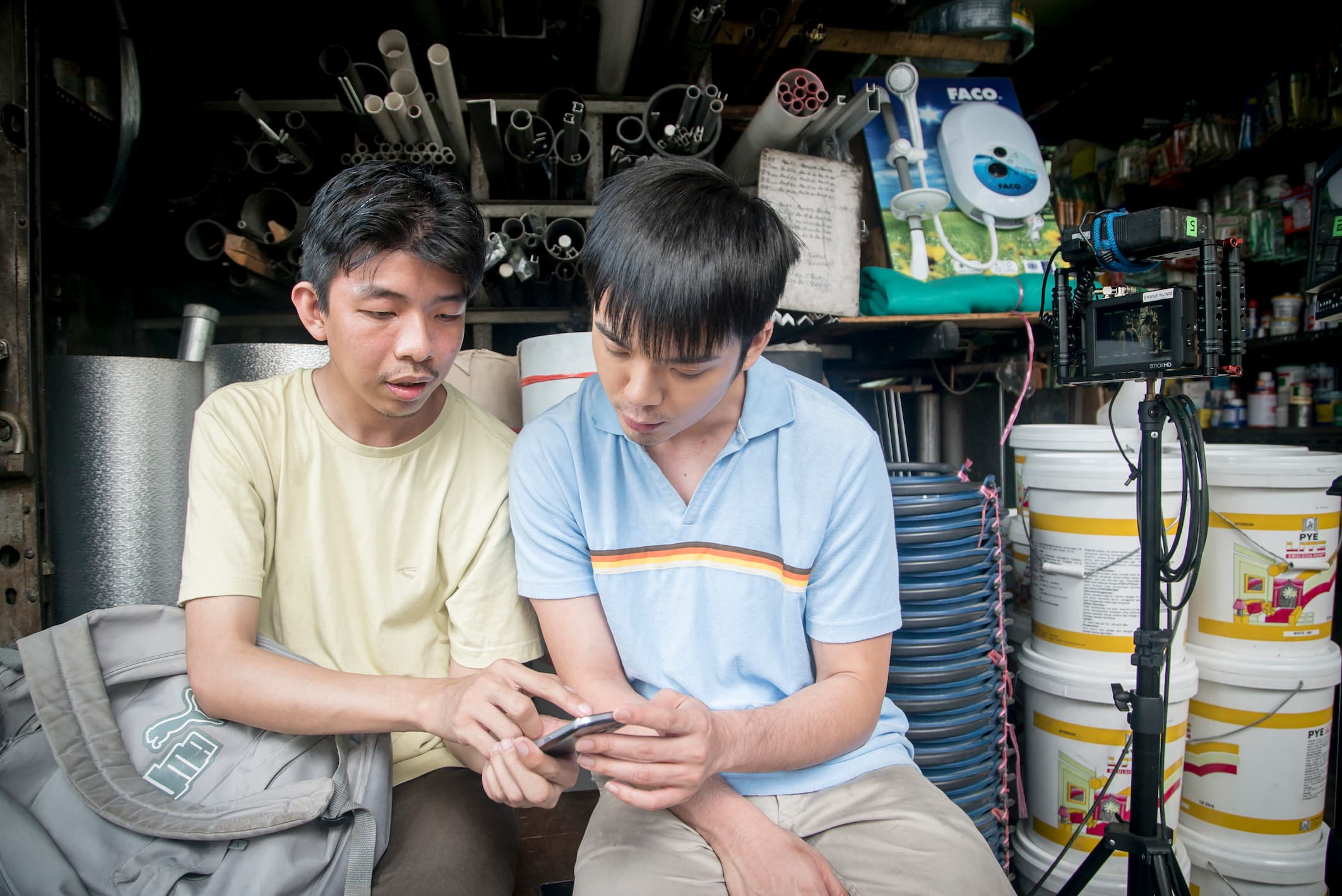 飾演「文光」的大馬演員莊仲維（右）與故事原型郭修鍇相處，如今郭修鍇是數學天才，社交能力也持續在進步中。（滿滿額娛樂提供）