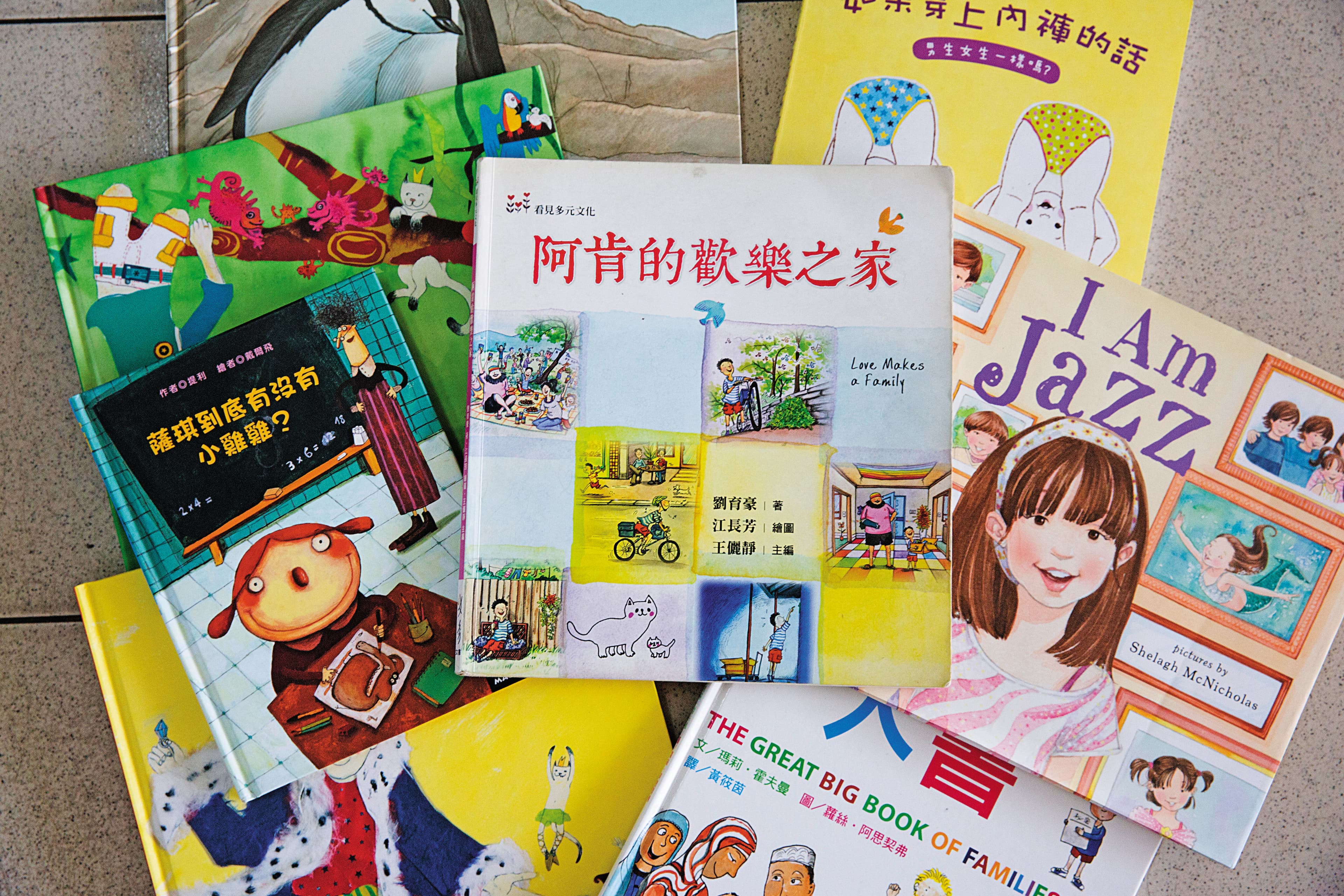 劉育豪寫過繪本《阿肯的歡樂之家》，將多元成家作為繪本主題。他也經常以說繪本故事的方式，讓孩子更容易理解性平議題。