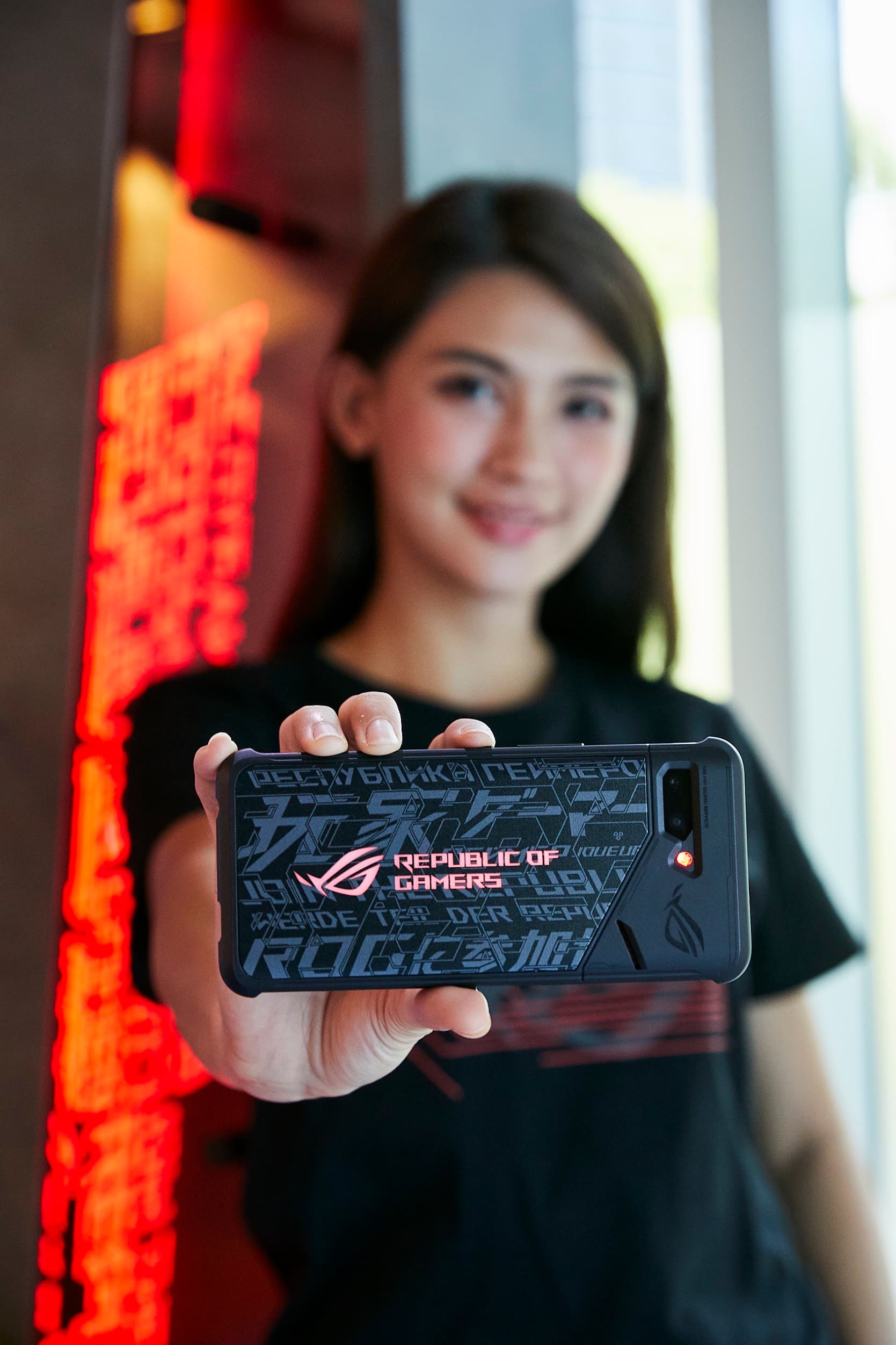 ROG Phone II除搭載全球首發、最強效能的高通S855+處理器外，內建可讓玩家連續暢玩超過10小時。（華碩提供）