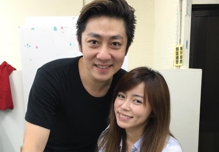 兩人上台表演前接受媒體訪問，強調兩人仍是男女朋友。（翻攝自艾成臉書）