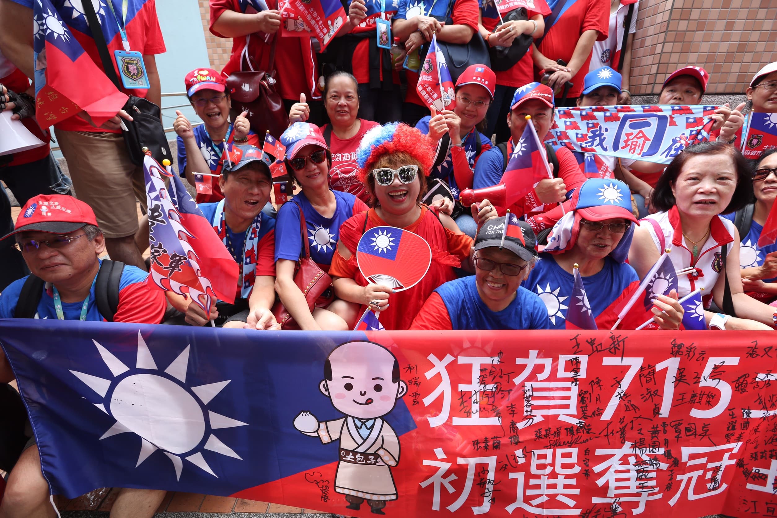 眾多國民黨支持者和韓粉聚集全代會場外。