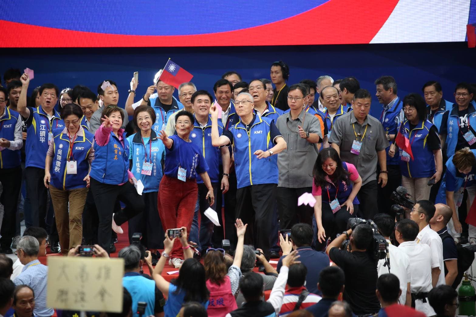 吳敦義表示，國民黨爭取明年1月11日總統選舉勝的同時，也必須在立法院席次過半，打出一個漂亮的全壘打。
