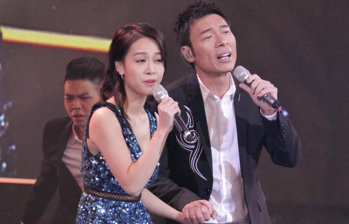 許志安與小三黃心穎在計程車上又摸又親，鄭秀文卻願意回收老公。（網路圖片）