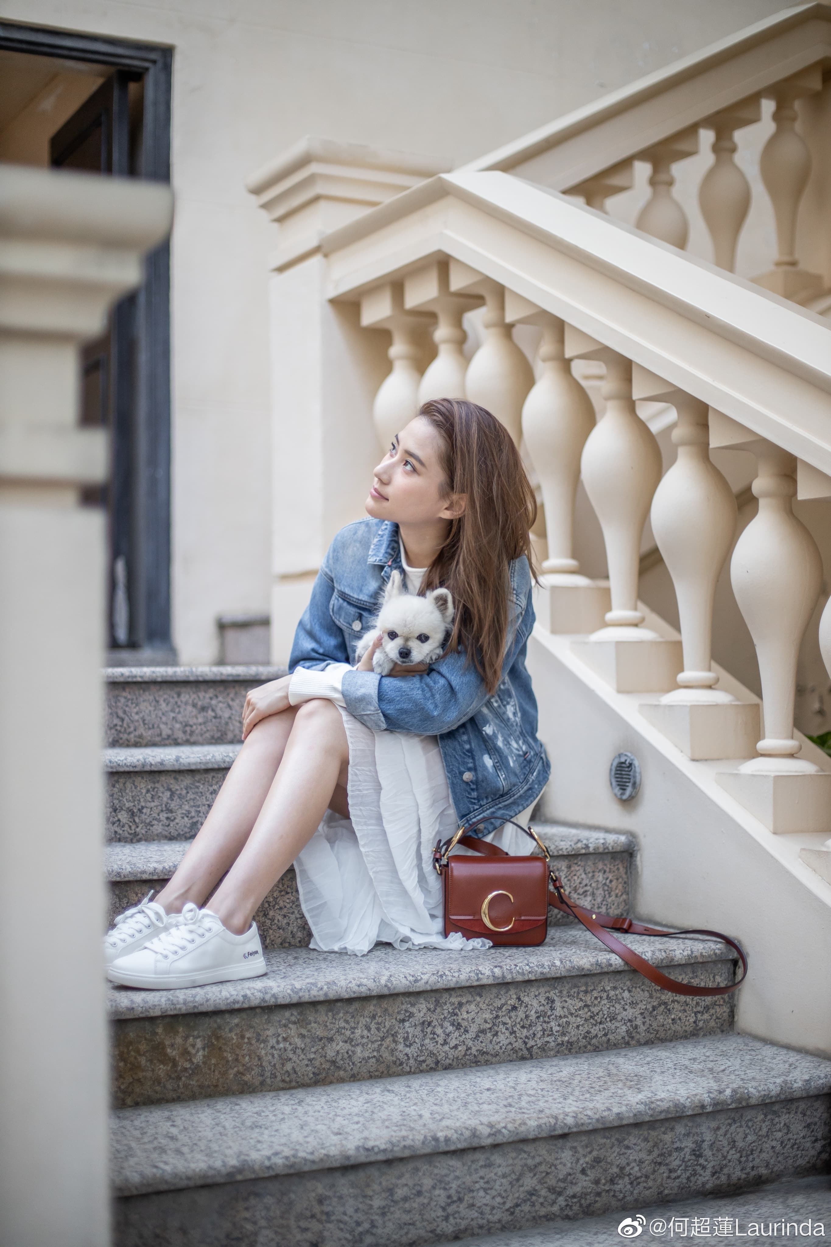何超蓮以鄰家女孩裝扮搭配Chloé C經典款咖啡色迷你小方包。NT$44,400。（翻攝自何超蓮微博）