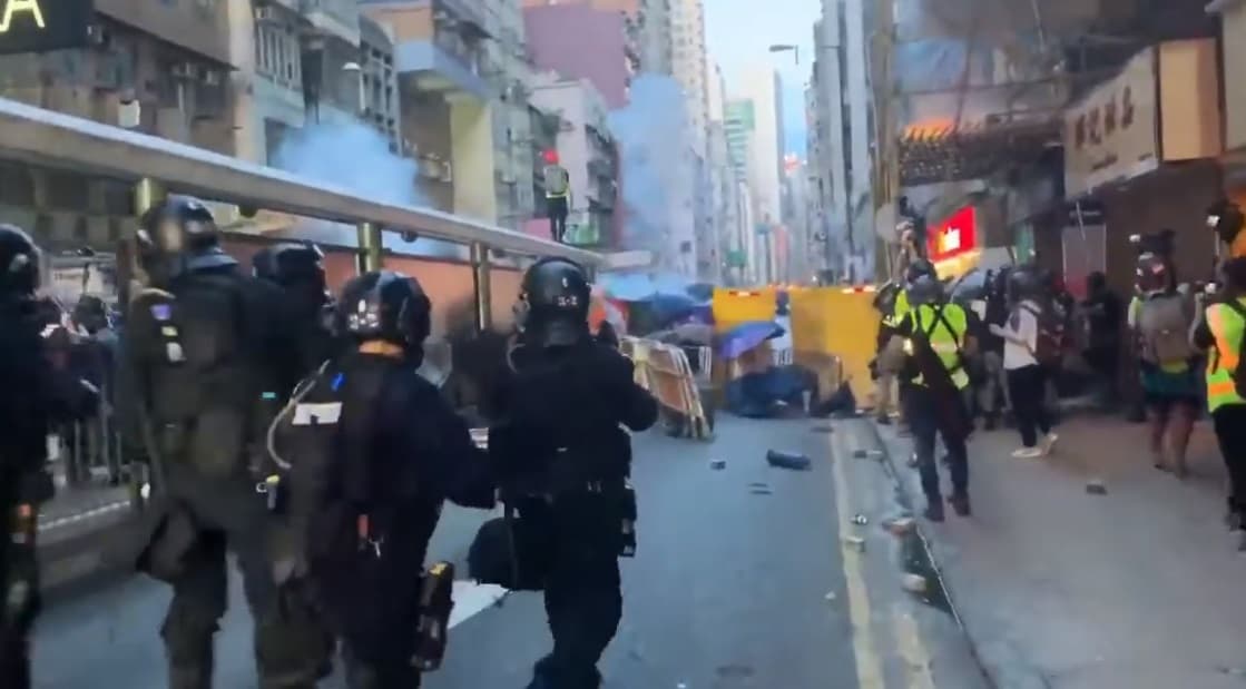 港警對示威者發射多枚催淚彈、橡膠子彈。（翻攝自YouTube）