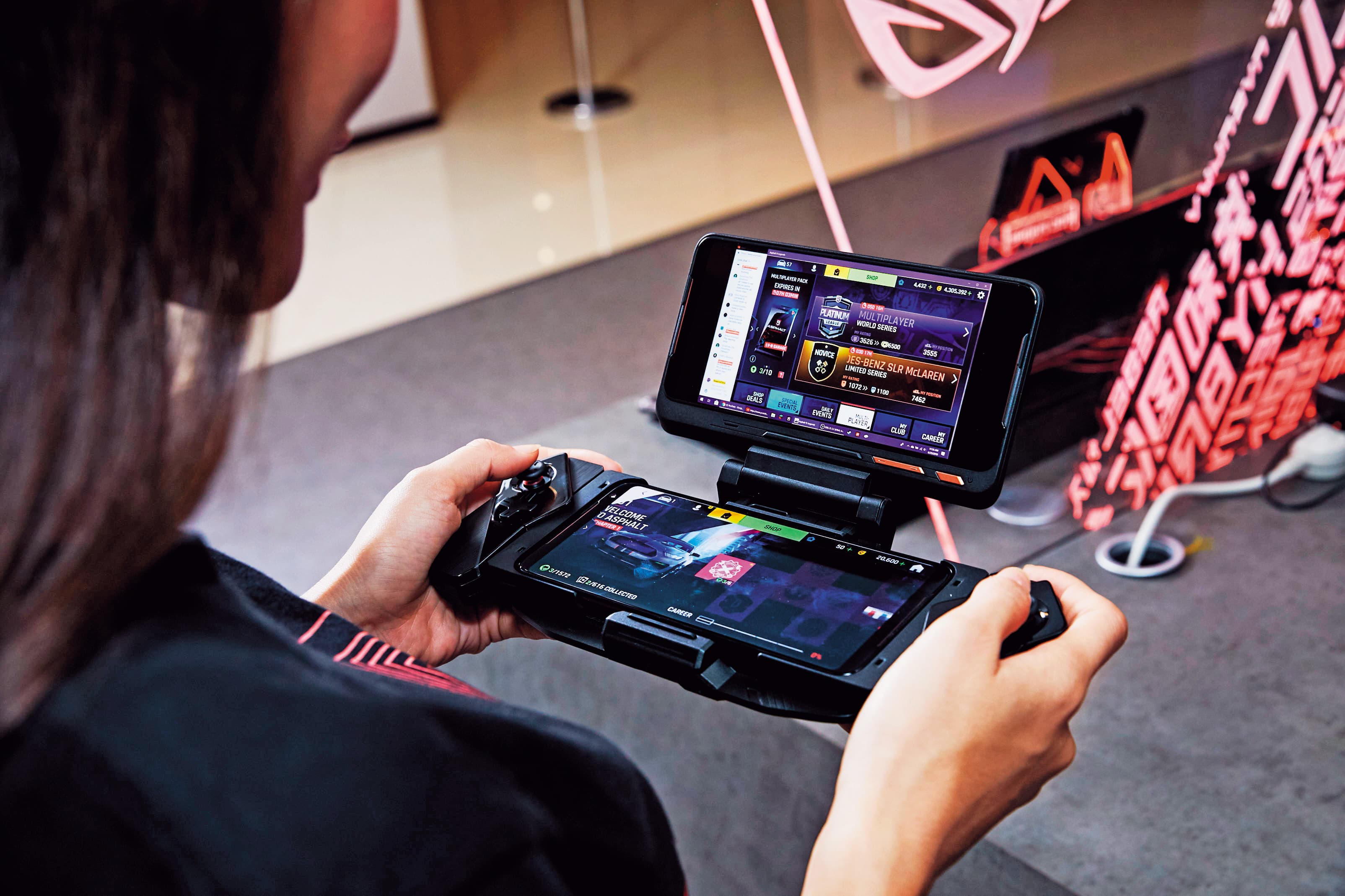 ROG Phone II電競手機除主打強悍規格外，還有雙螢幕基座等近10款周邊配件可選購。（華碩提供）