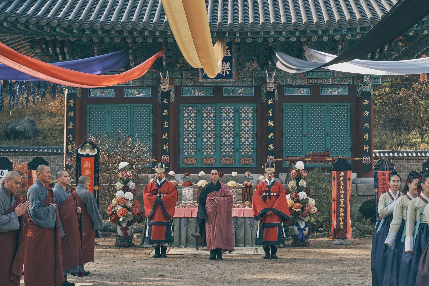 為追求畫面的真實性，《王的文字》導演曹喆鉉到曲城泰安寺實景拍攝。（采昌國際提供）