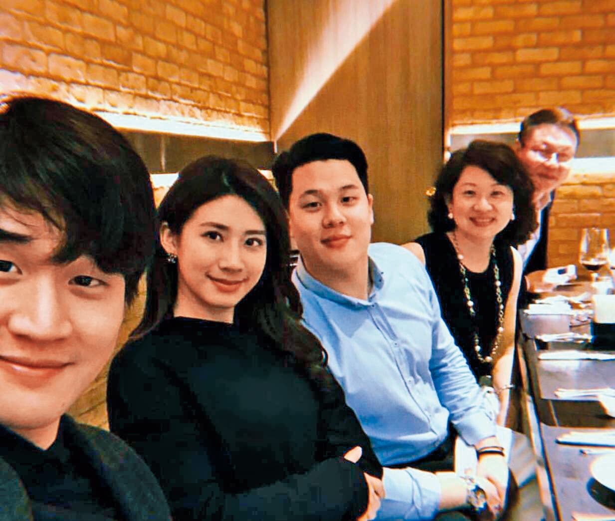 周、趙這對姐弟戀原本備受看好，周甚至帶趙見家人、聚餐，沒想到戀情最後仍無疾而終。（讀者提供）
