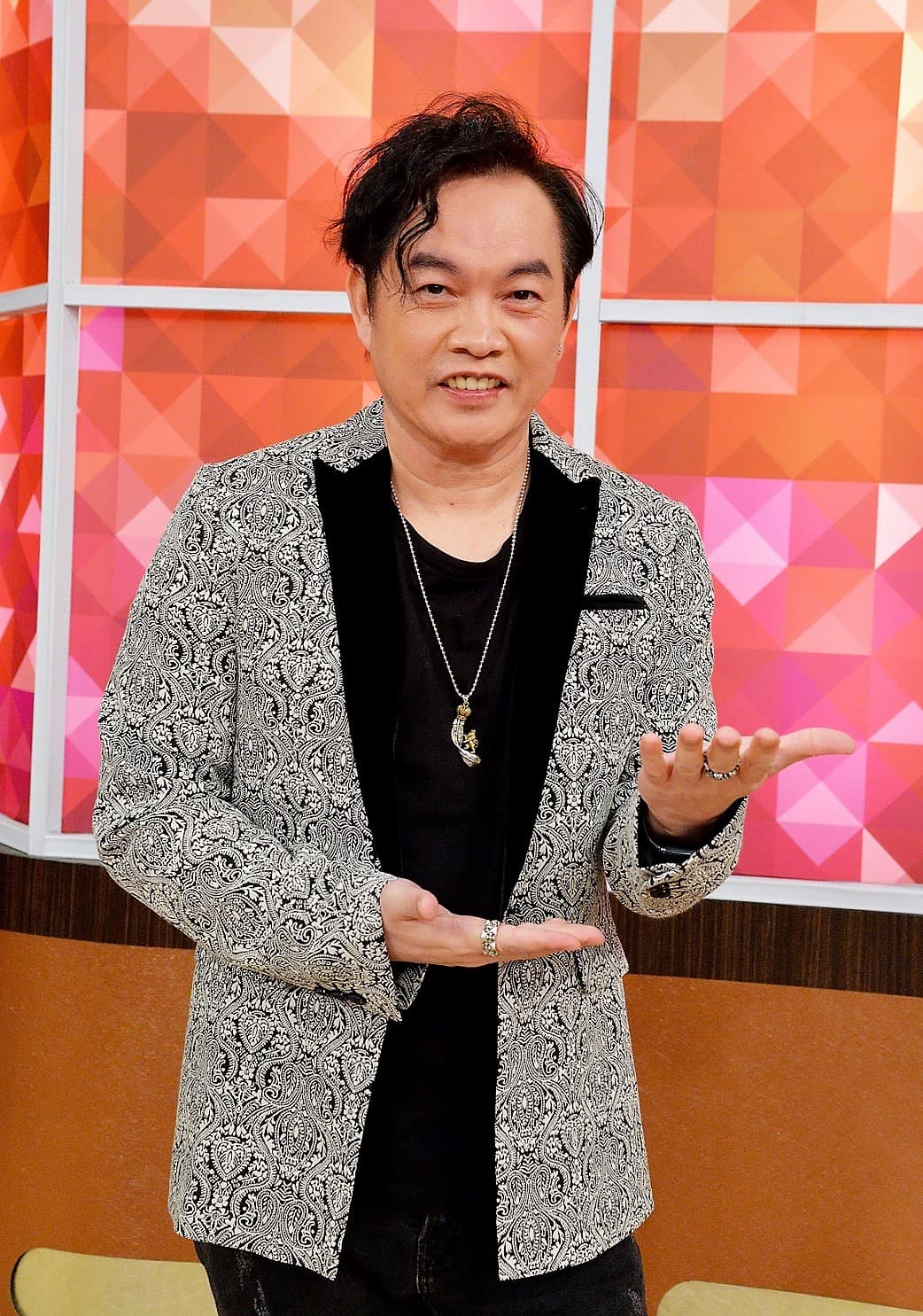 康康因為有位書店老闆友人，所以房間裡堆滿各國美女寫真集。（衛視中文台提供）