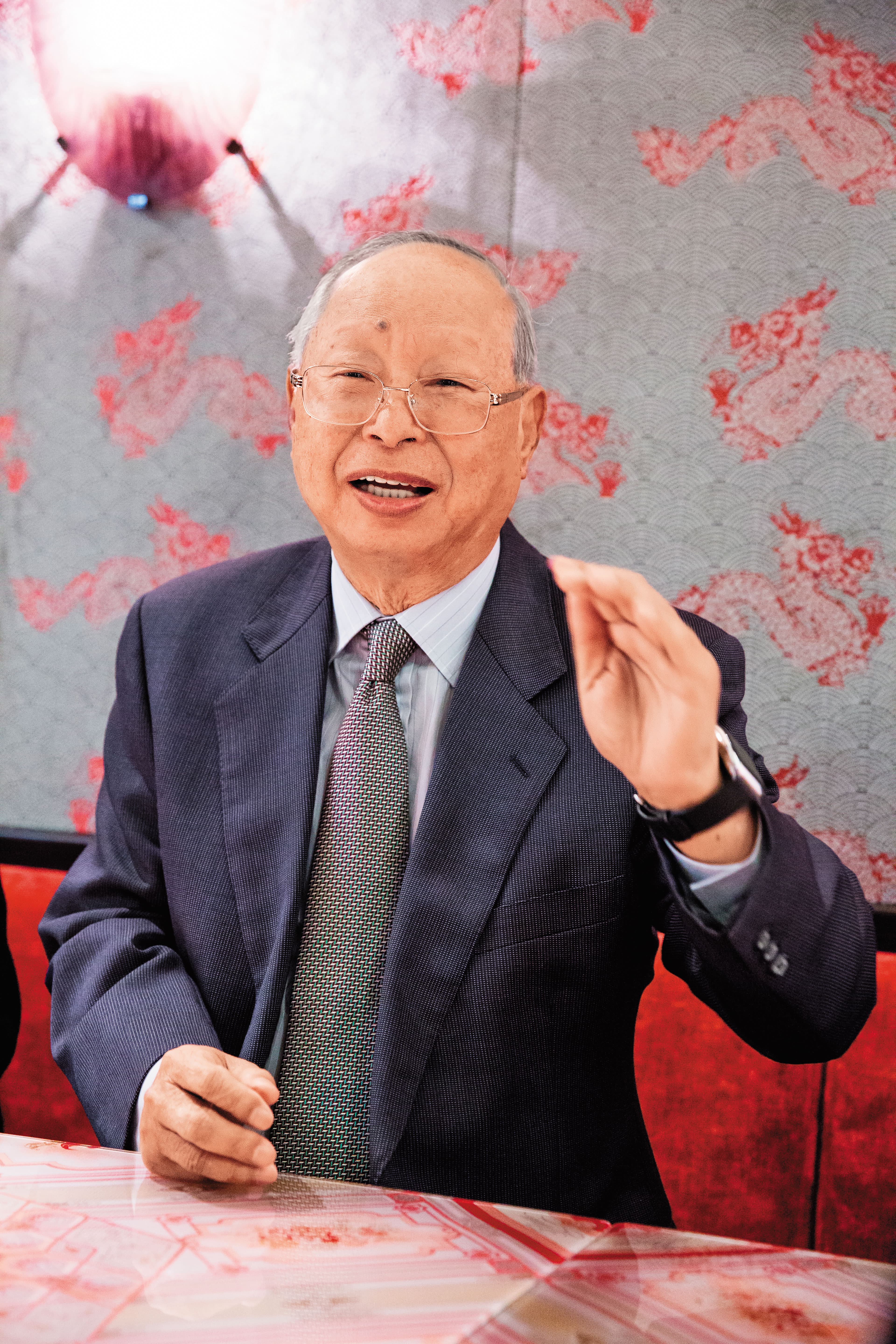 過去置身事外的新光三越董事長吳東興，被迫捲入新光吳家兄弟戰爭。
