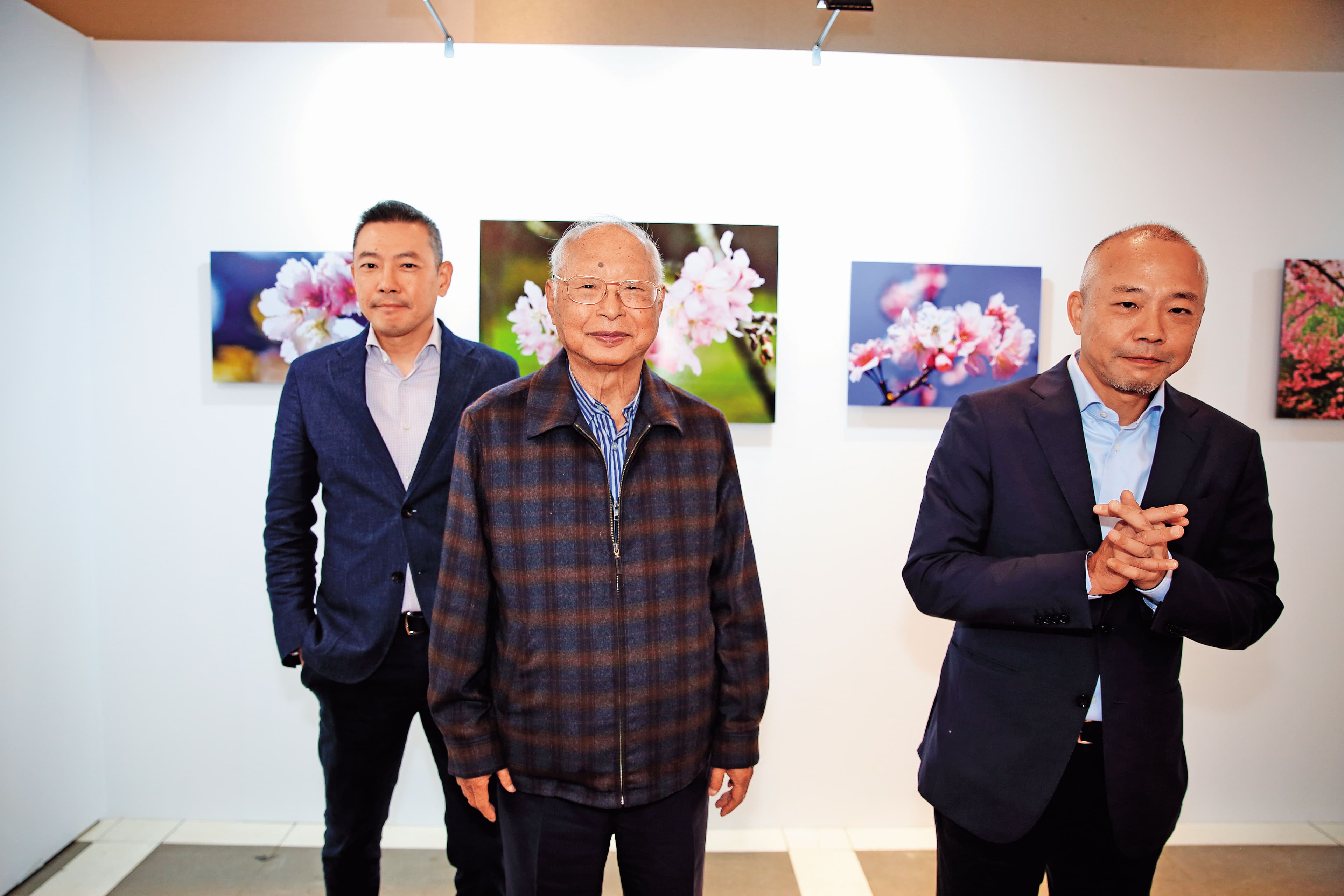 吳東興（中）為保經營權，把長子吳昕達（右）從總經理位子換下，改派次子吳昕陽（左）。圖為父子3人出席新光三越攝影展。