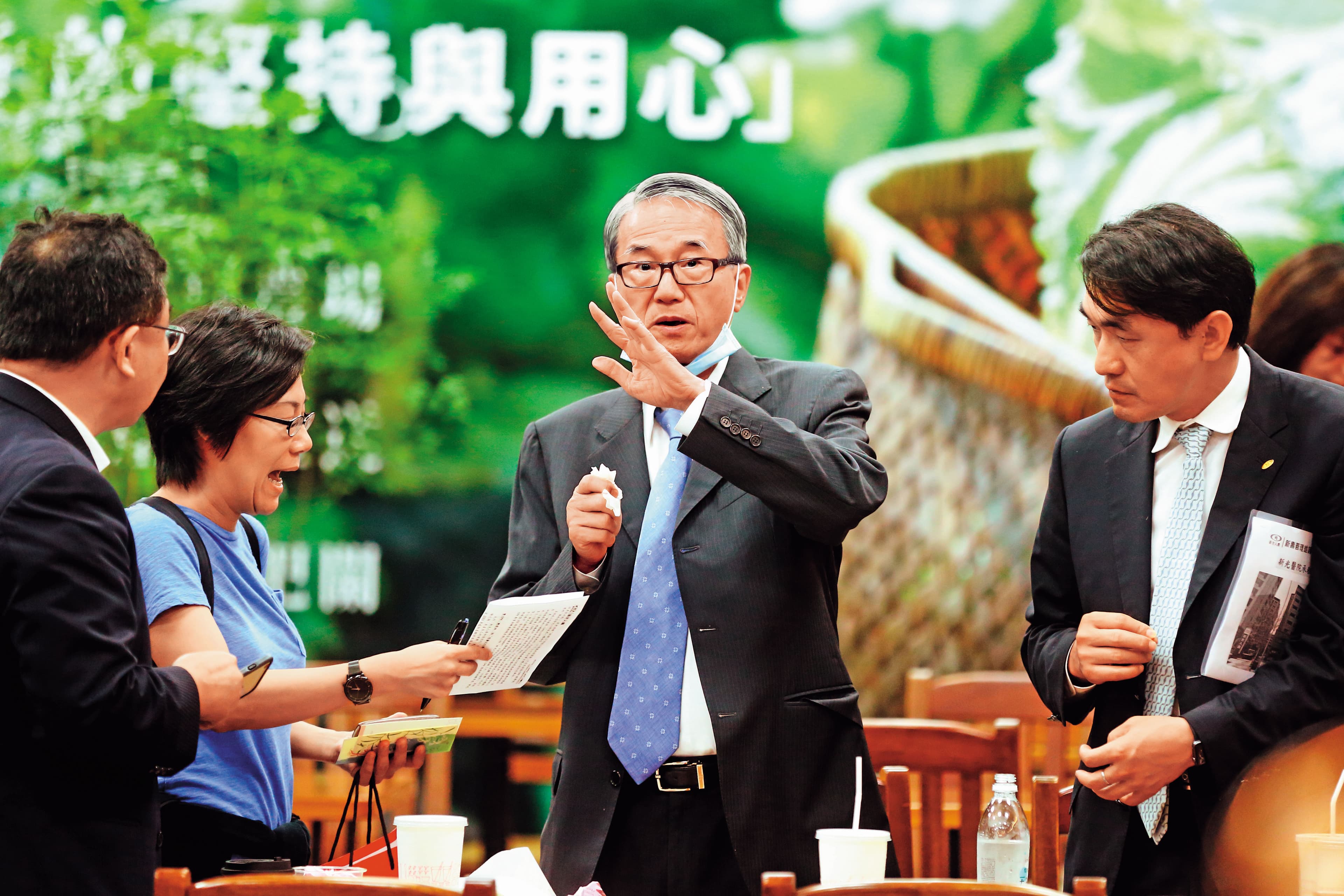吳東進（中）圖謀新光三越董座大位，是為了明年新光金改選布局。