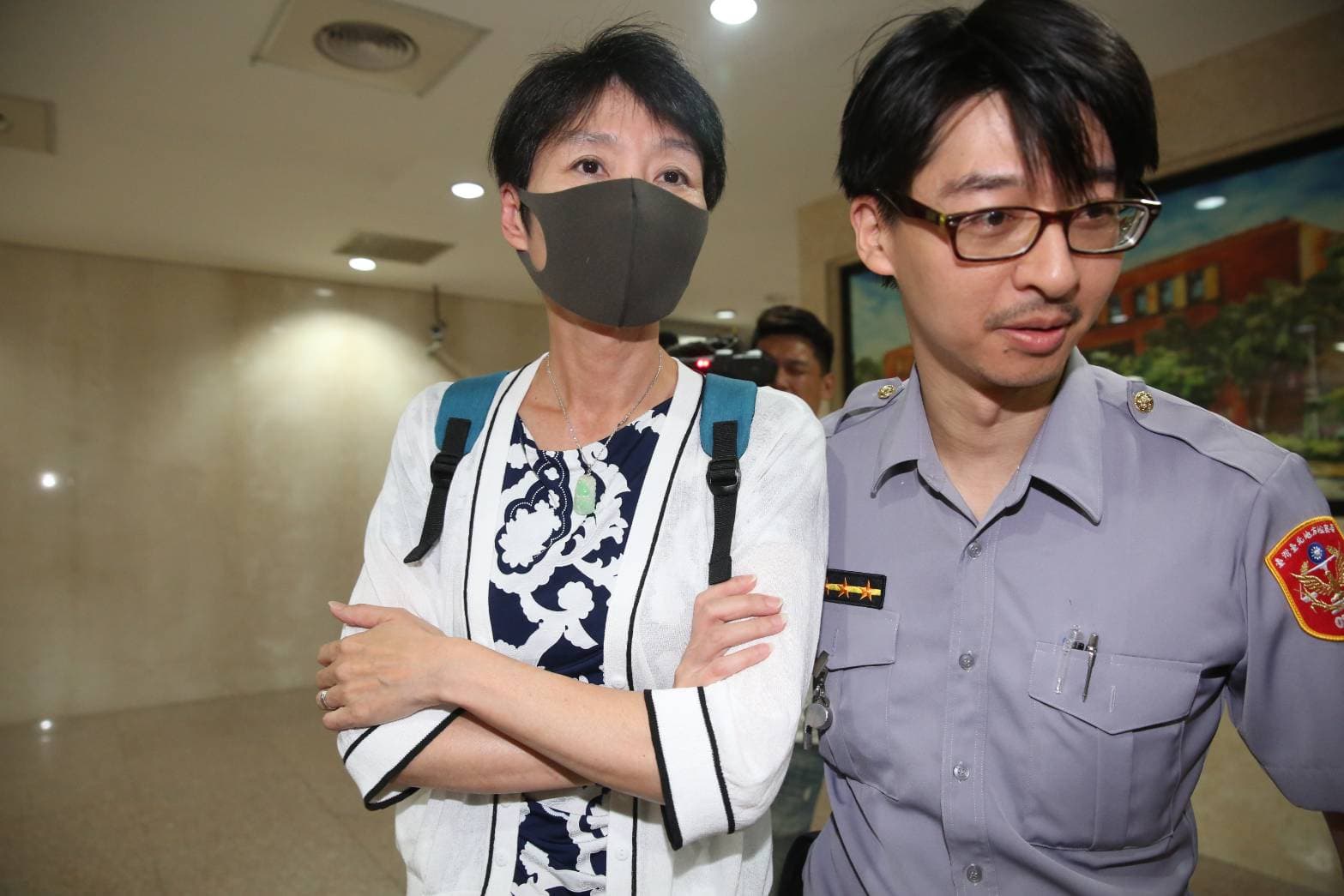 華航空品處協理于堯等10名員工被依證人身分傳訊，面對記者詢問不發一語，訊後請回。