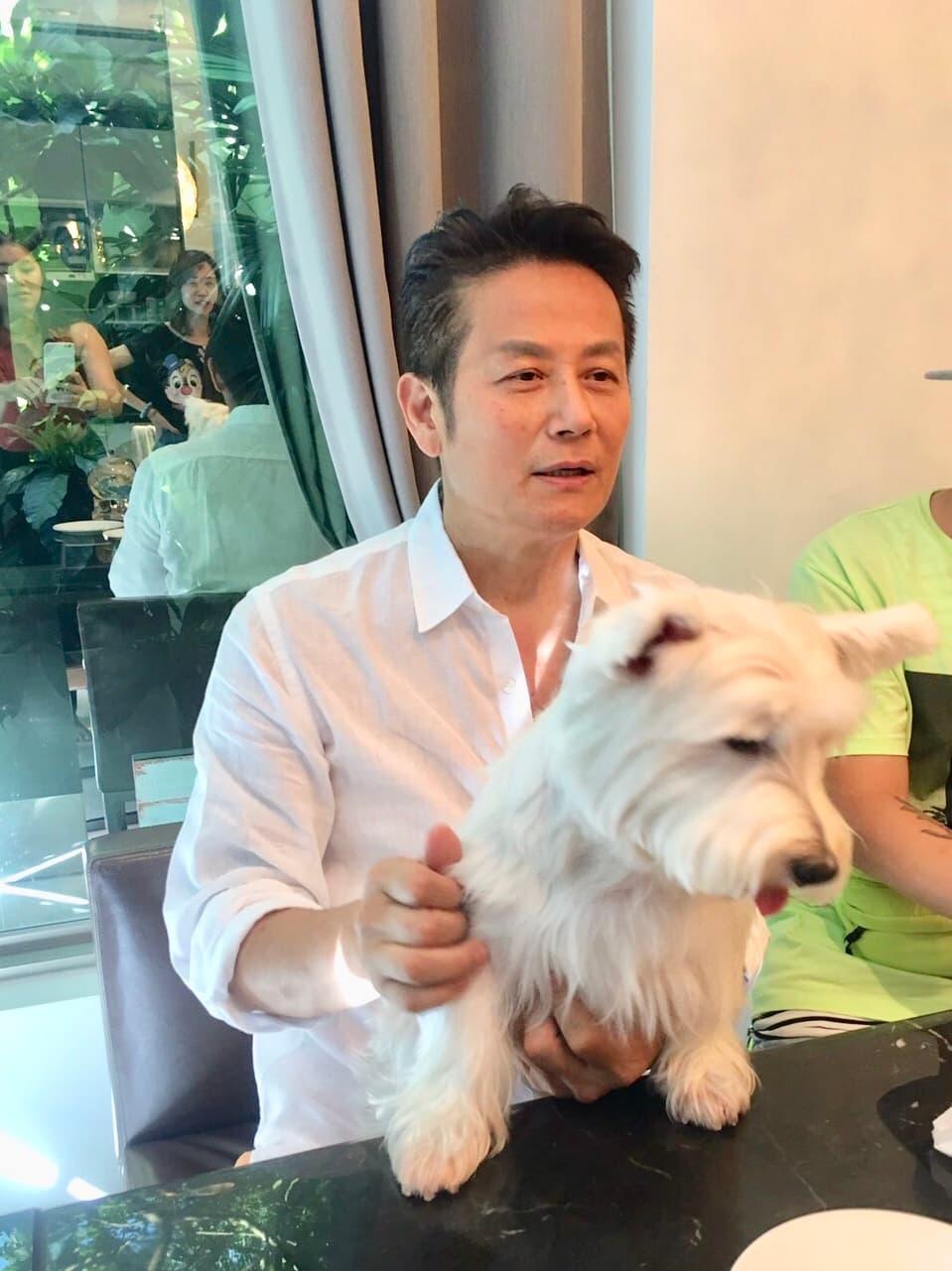 狗女兒來到徐乃麟家後，他爆料都不和老婆牽手睡了。（17media提供）