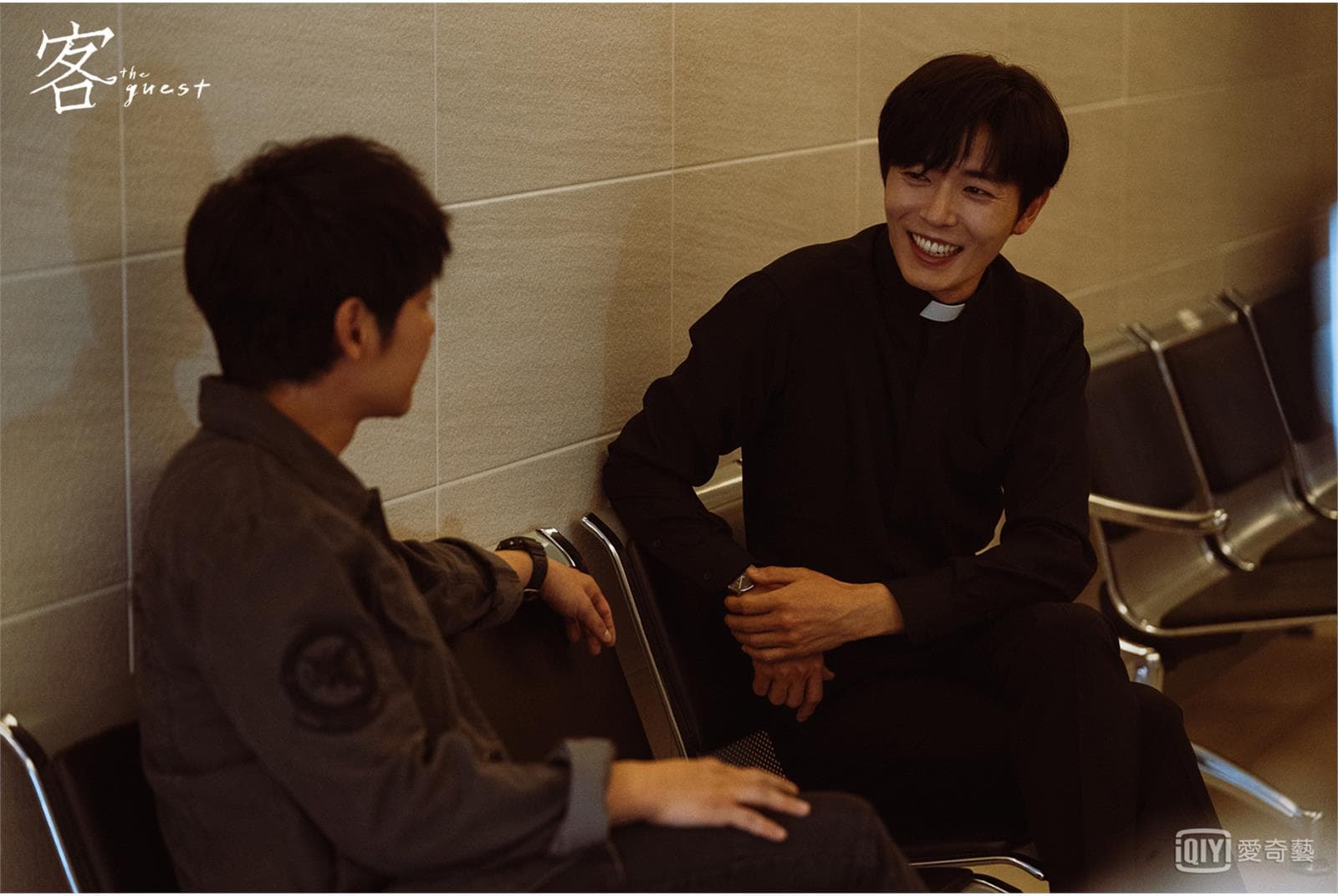韓劇《客：The Guest》，神父服凸顯了金材昱（右）蒼白邪氣的魅力，以及他修長的身材。（愛奇藝提供）