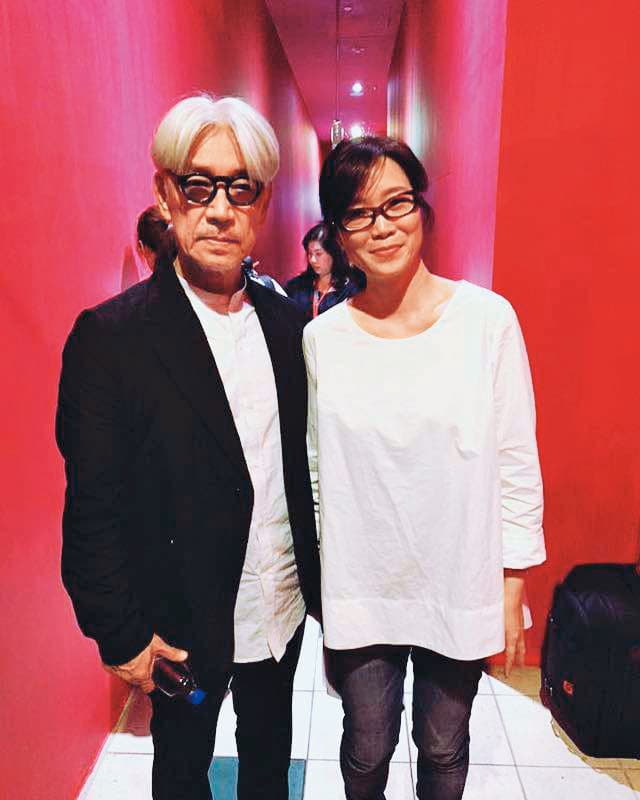今年6月配樂大師坂本龍一為電影來台，雷光夏獲邀主持映後座談，與偶像見面，令她相當興奮。（翻攝自雷光夏臉書）