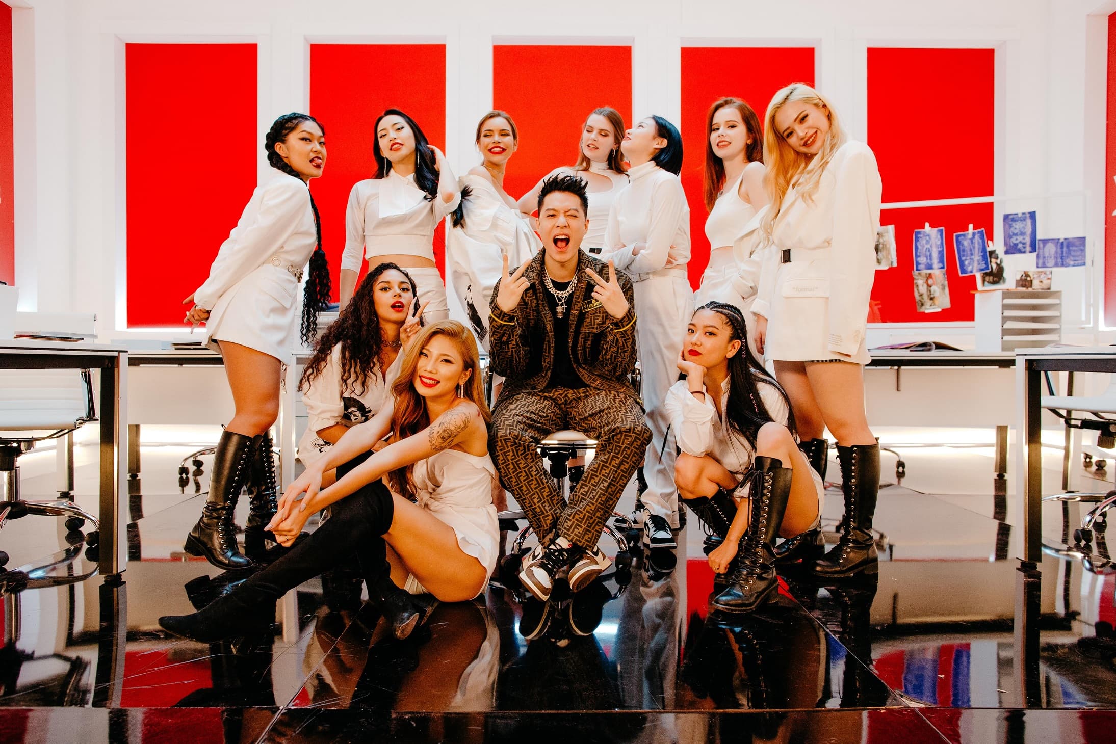 第二首主打〈All These Girls〉MV中，有10位性感女模入鏡，讓周湯豪大享齊人之福。（索尼音樂提供）