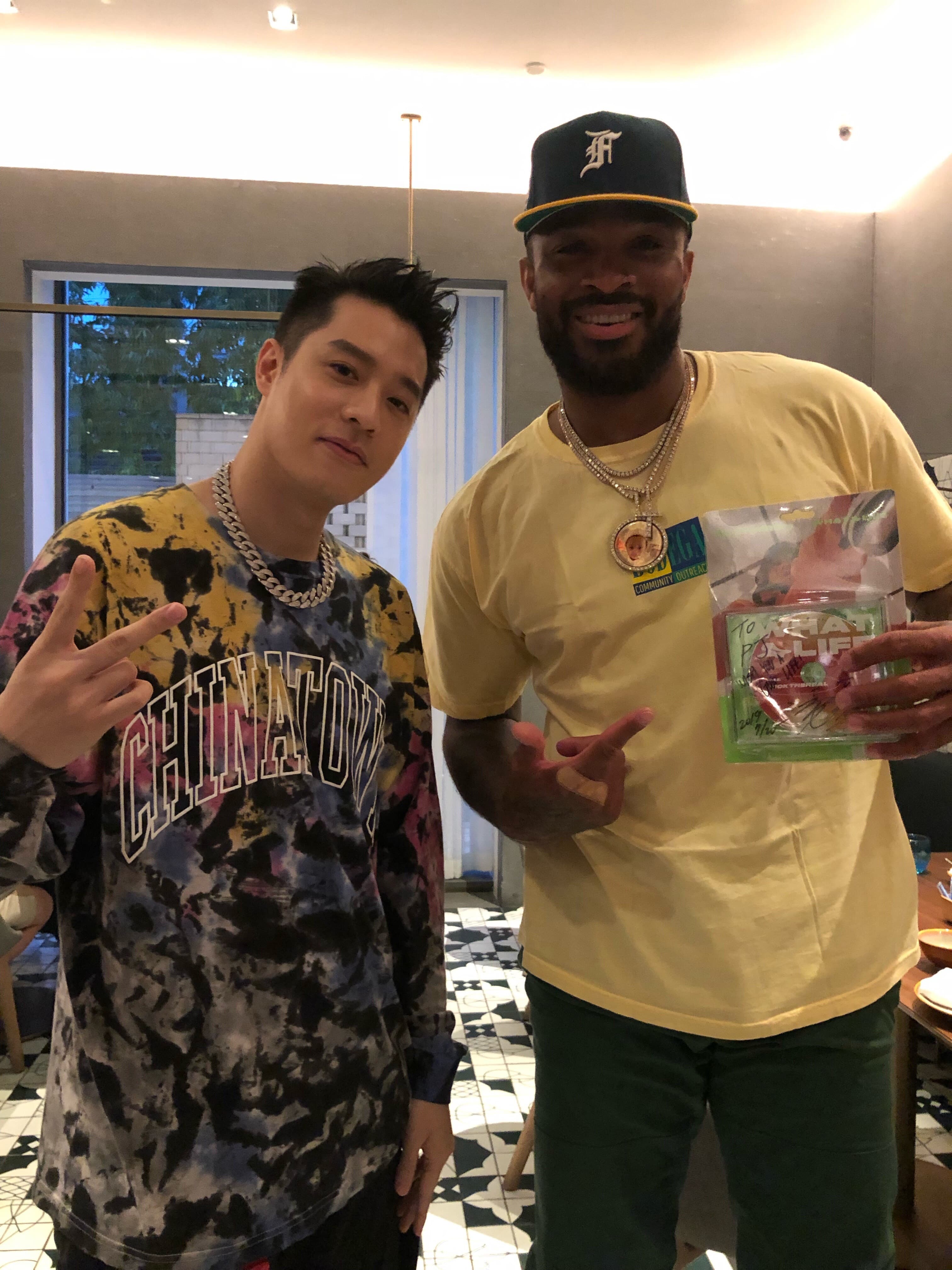 周湯豪出席上海潮流球鞋平台活動，與NBA火箭隊球星、美國知名「鞋王」P. J. Tucke相見歡。（索尼音樂提供）
