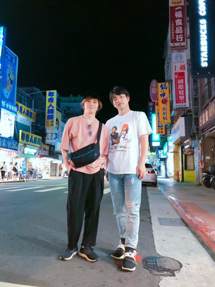 w-inds.千葉涼平（左）和DA PUMP的KENZO抽空夜遊台北。（翻攝自千葉涼平推特）
