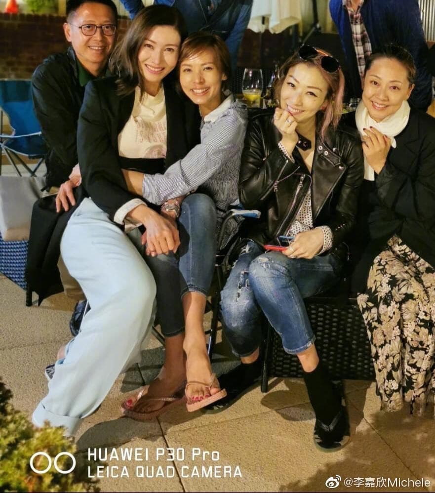 鄭秀文與梁家玉、張茜，以及李嘉欣夫婦開派對，照片還把後面男生的身影裁掉。（翻攝自李嘉欣微博）