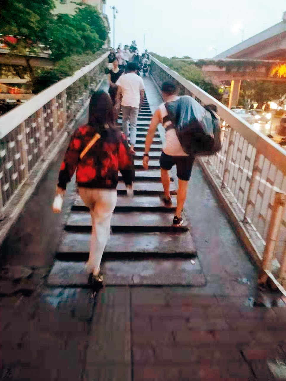 採購完畢，鄭人碩（右）和小薰（左）離開購物商場，可以看得出鄭人碩肩上扛著許多戰利品。（翻攝自微博）