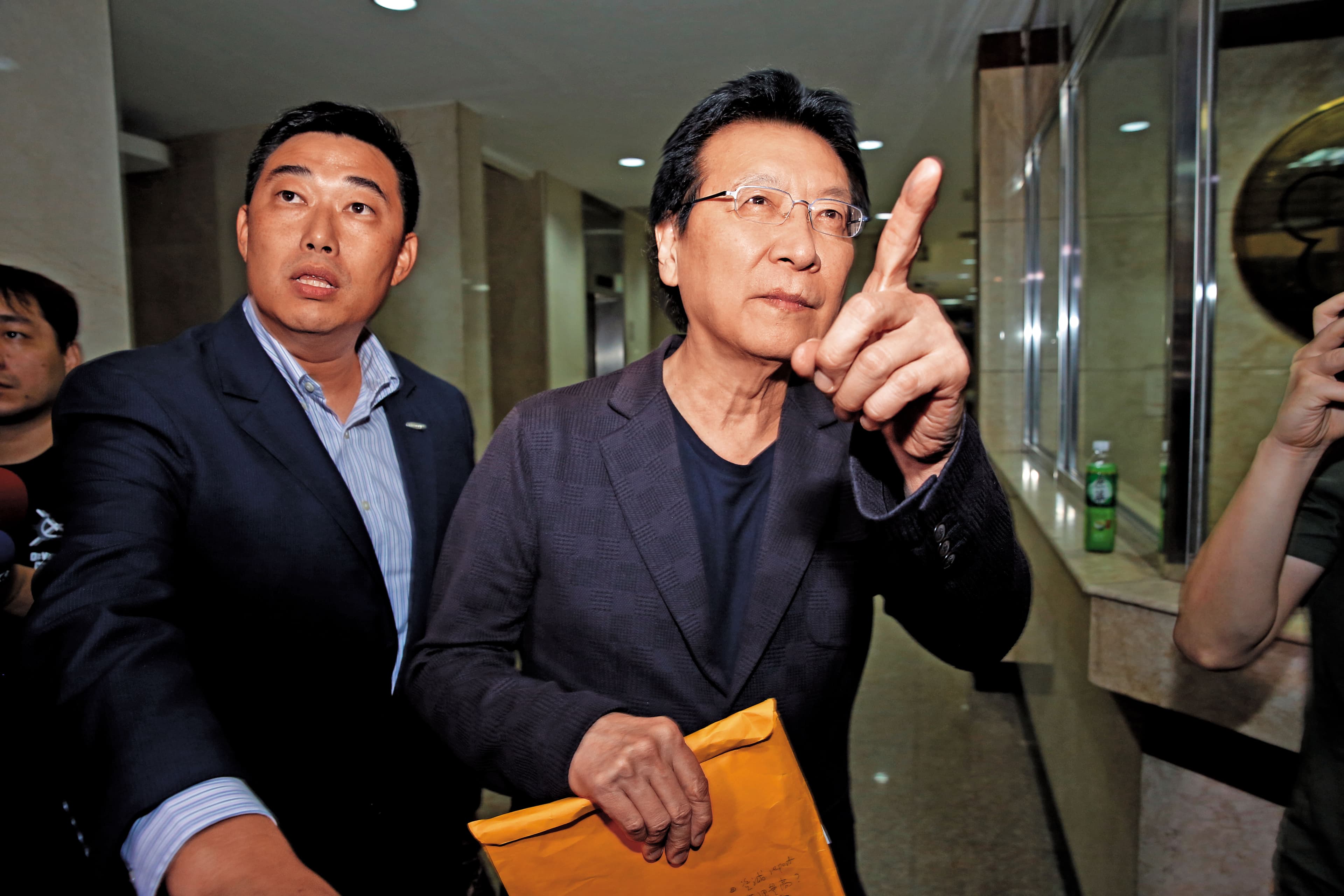 趙少康（右）被傳不滿節目《少康戰情室》來賓、內容遭干涉，因此請辭，最後陳文琦以藍軍團結為由慰留。