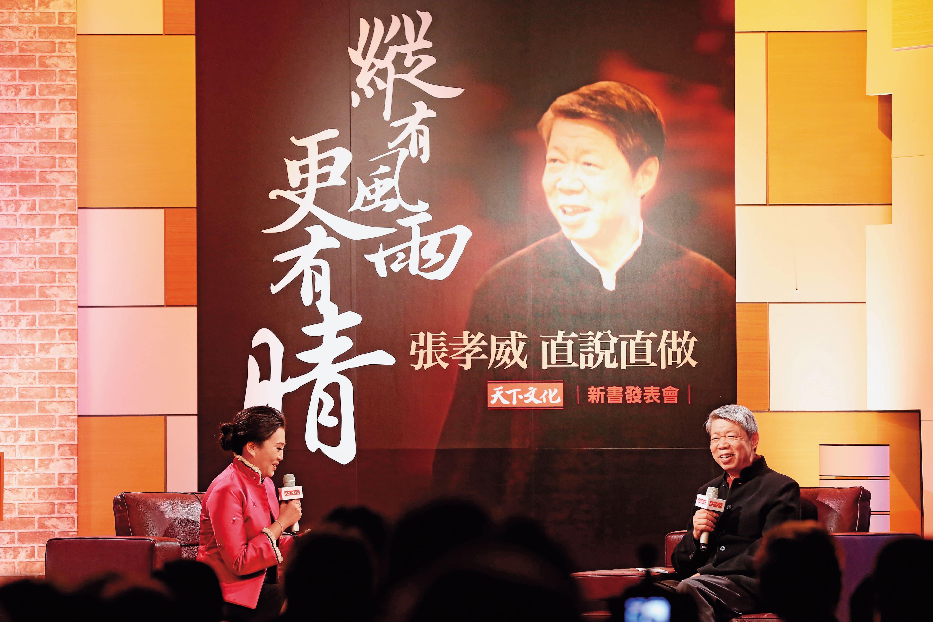 張孝威（右）接手TVBS董事長7年，卻因經營績效與新聞台收視率雙雙下滑受質疑。