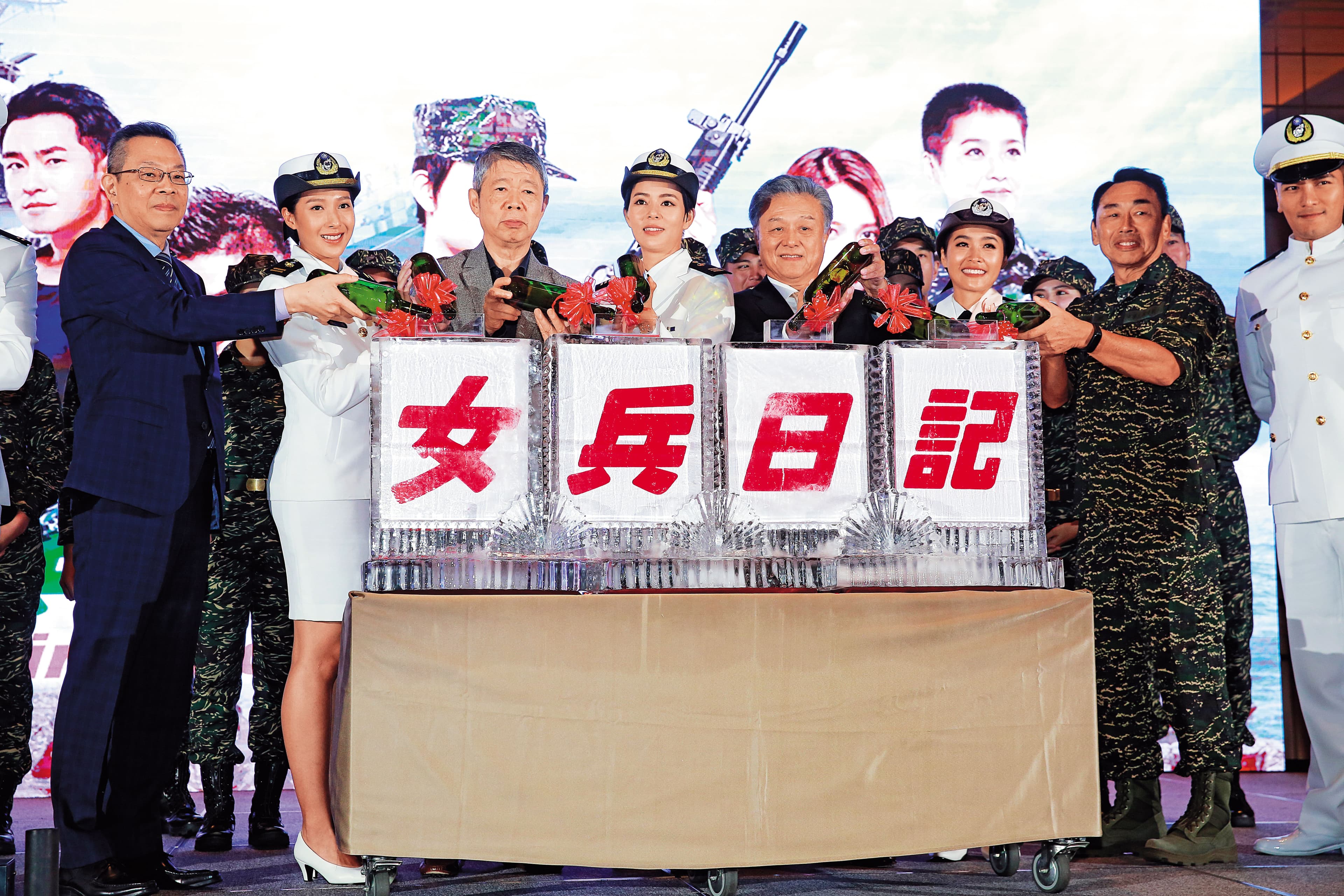 張孝威（前左3）找來前民視總經理陳剛信（前右3）投資拍8點檔，《女兵日記》收視率破TVBS歷史紀錄。