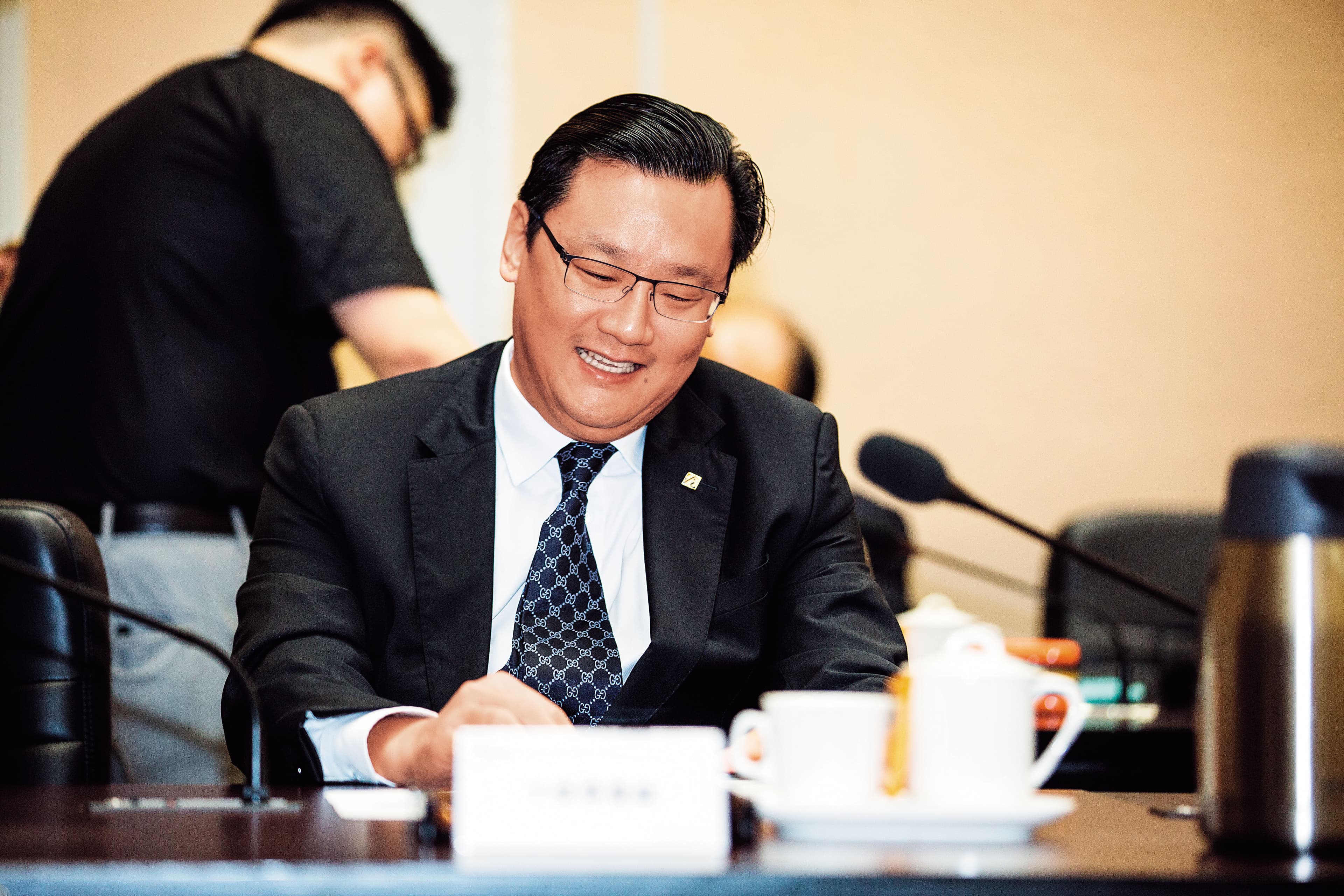 2015年張孝威找上有意投資台灣媒體的中央貿開董事長丁廣鋐，與王雪紅一起買下台灣TVBS股權，成為第2大股東。