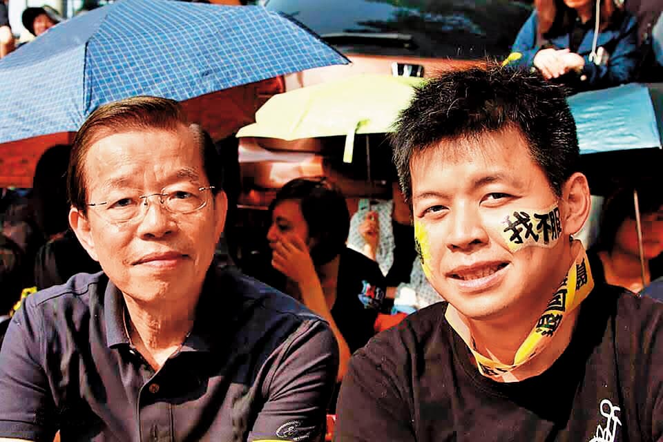 謝維洲（右）曾說「爸爸是我的偶像」，非常崇拜父親謝長廷（左）在政壇上的成就。（翻攝謝維洲臉書）