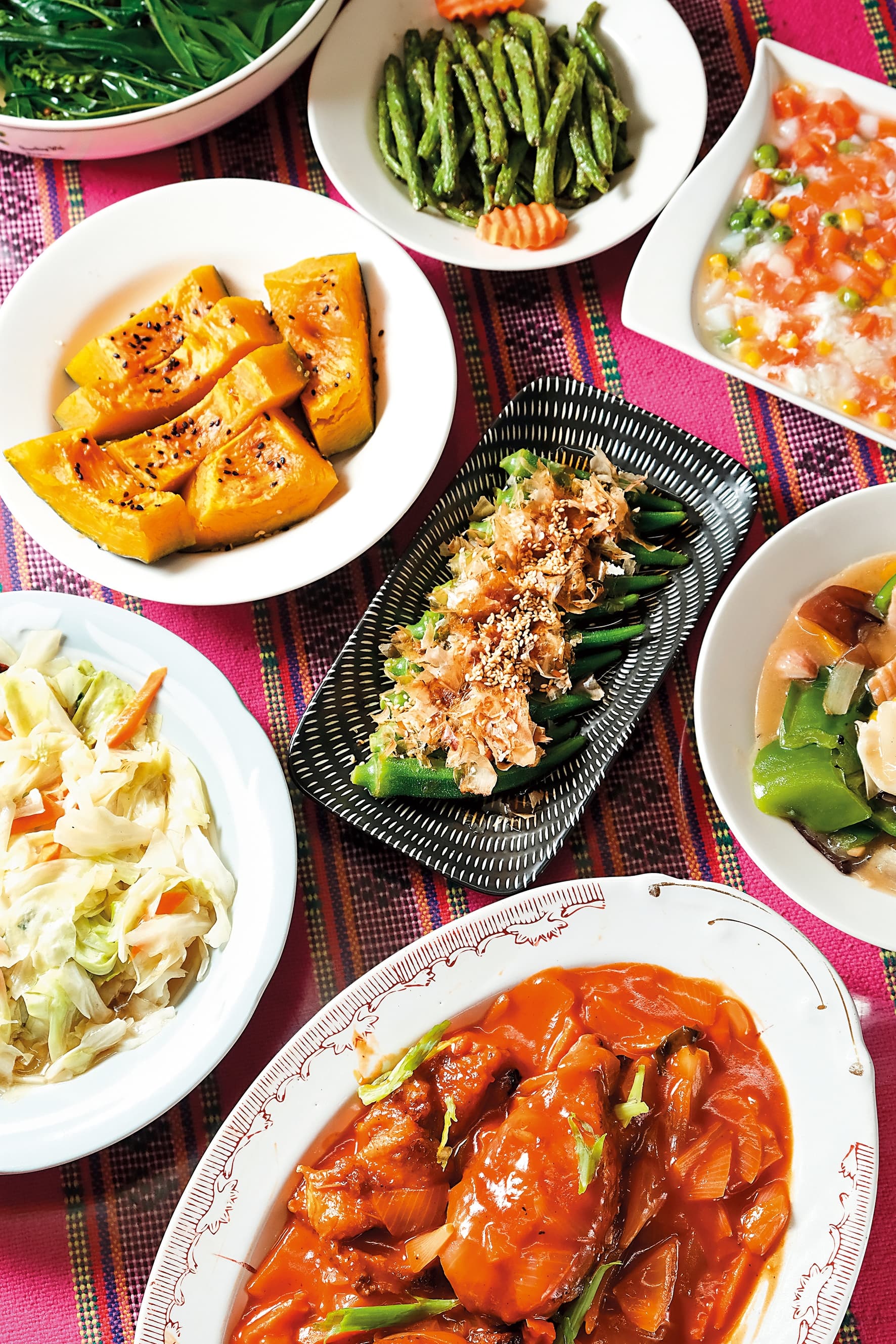 以當地食材料理的風味餐。（350元／人）