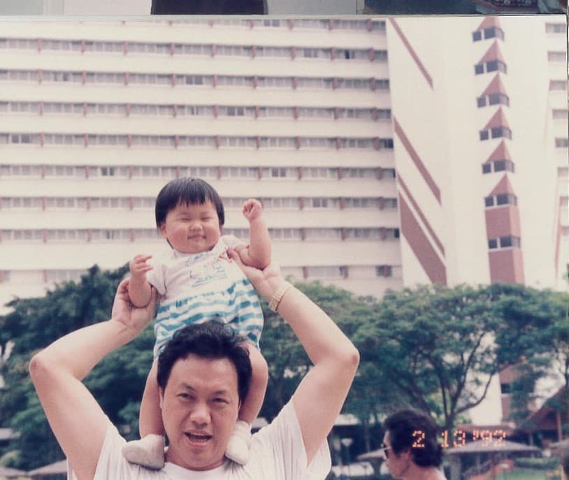 兒子王鼎霖小時候，王鈞經常將他放在肩頭上、逗他開心。（王鈞提供）