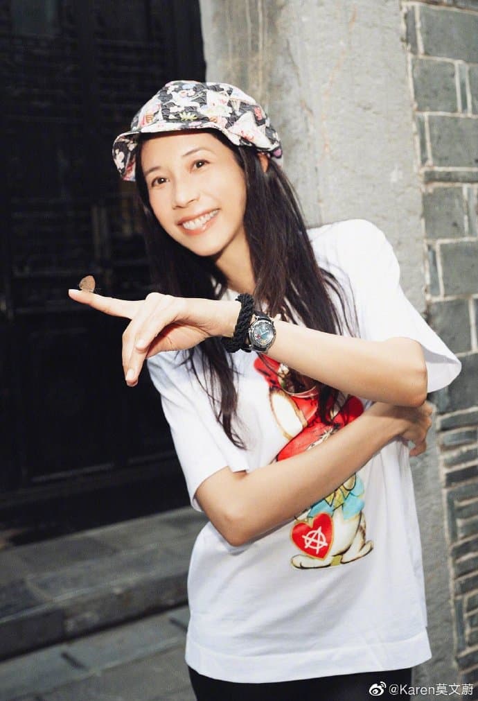 莫文蔚抽空參觀李鴻章故居，有隻蝴蝶停留在她的食指上，她趕緊捕捉畫面。（莫家寶貝工作室提供）