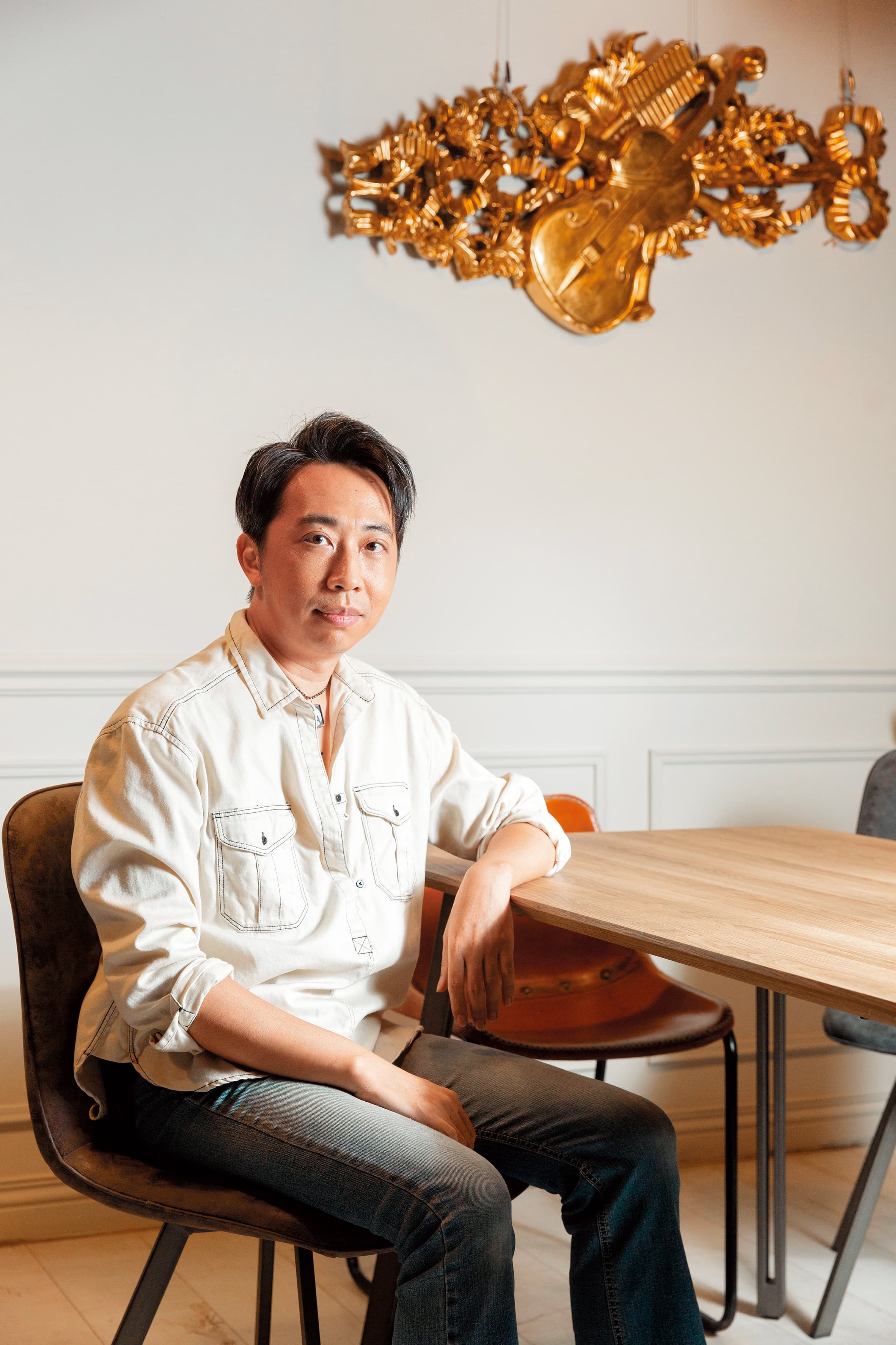 知名音樂人深白色，曾和許多天王天后合作，他認為要成為巨星，要先做好自己。