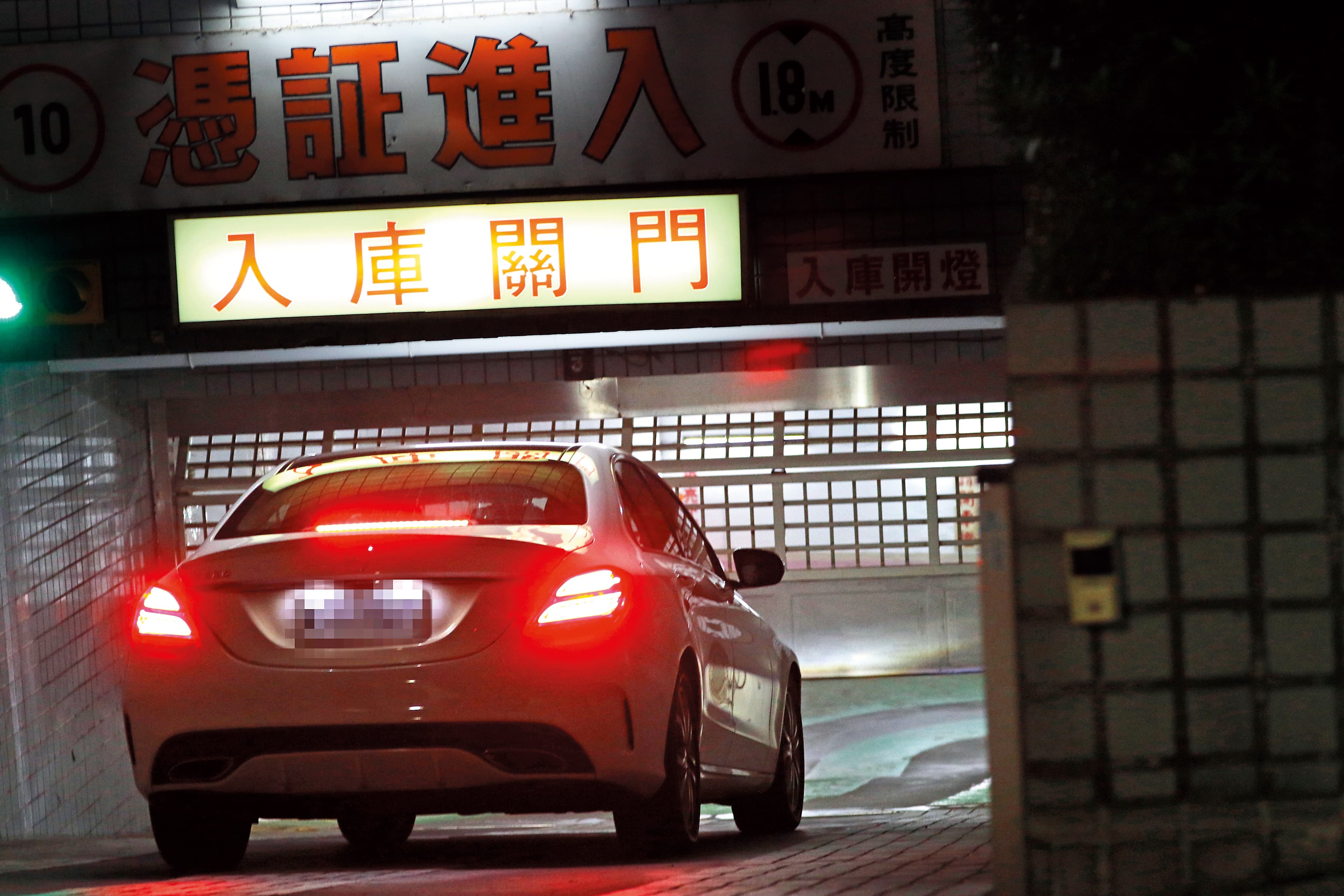 02：34 最後兩人坐著同輛車，一起回到一棟大廈內。