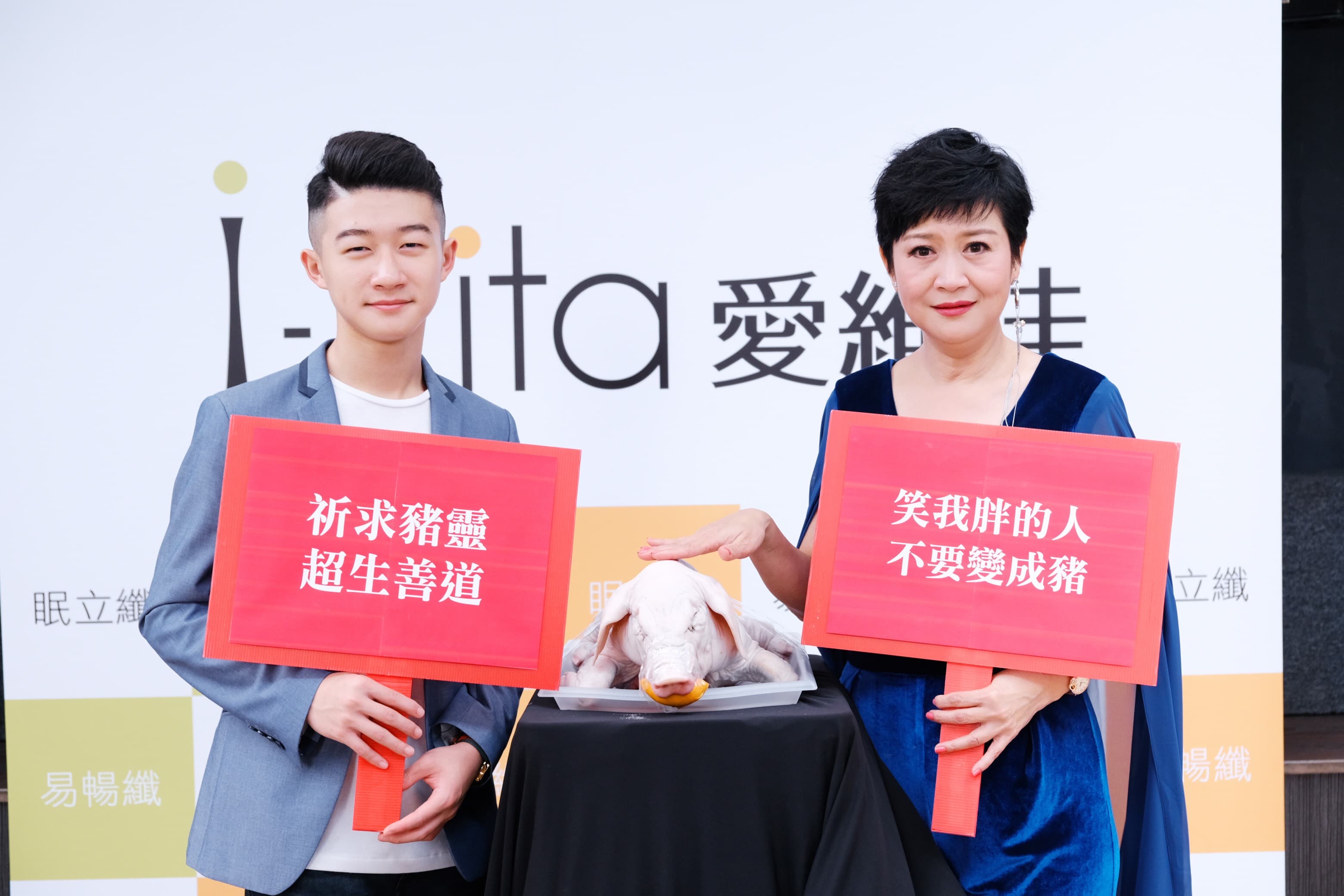 崔佩儀甩油18公斤瘦身成功，兒子貝克宇獻花祝賀。（惟真國際提供）