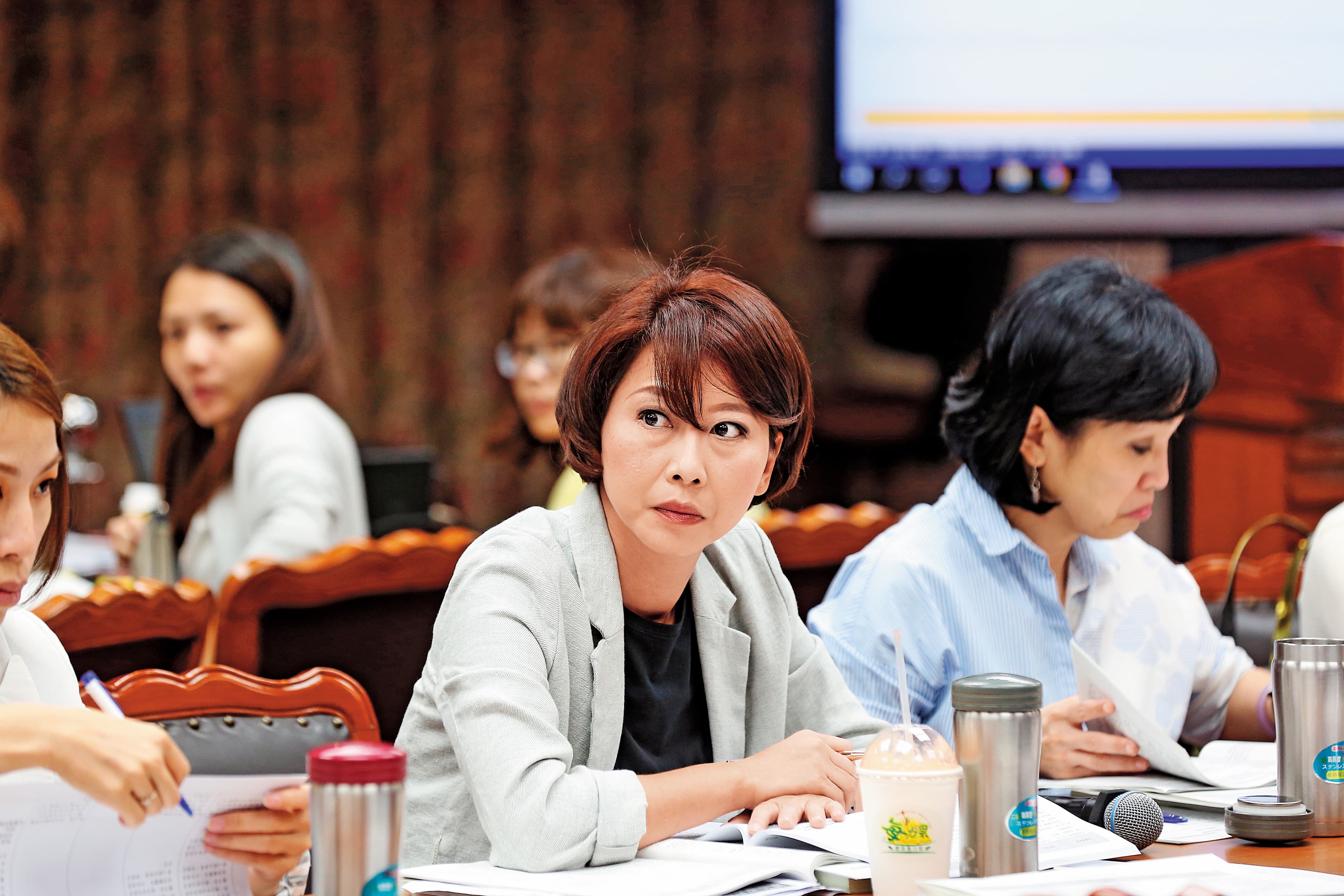 立委陳亭妃痛斥外交部在爆發戴姓官員性騷擾女同事案件後，涉嫌包庇。