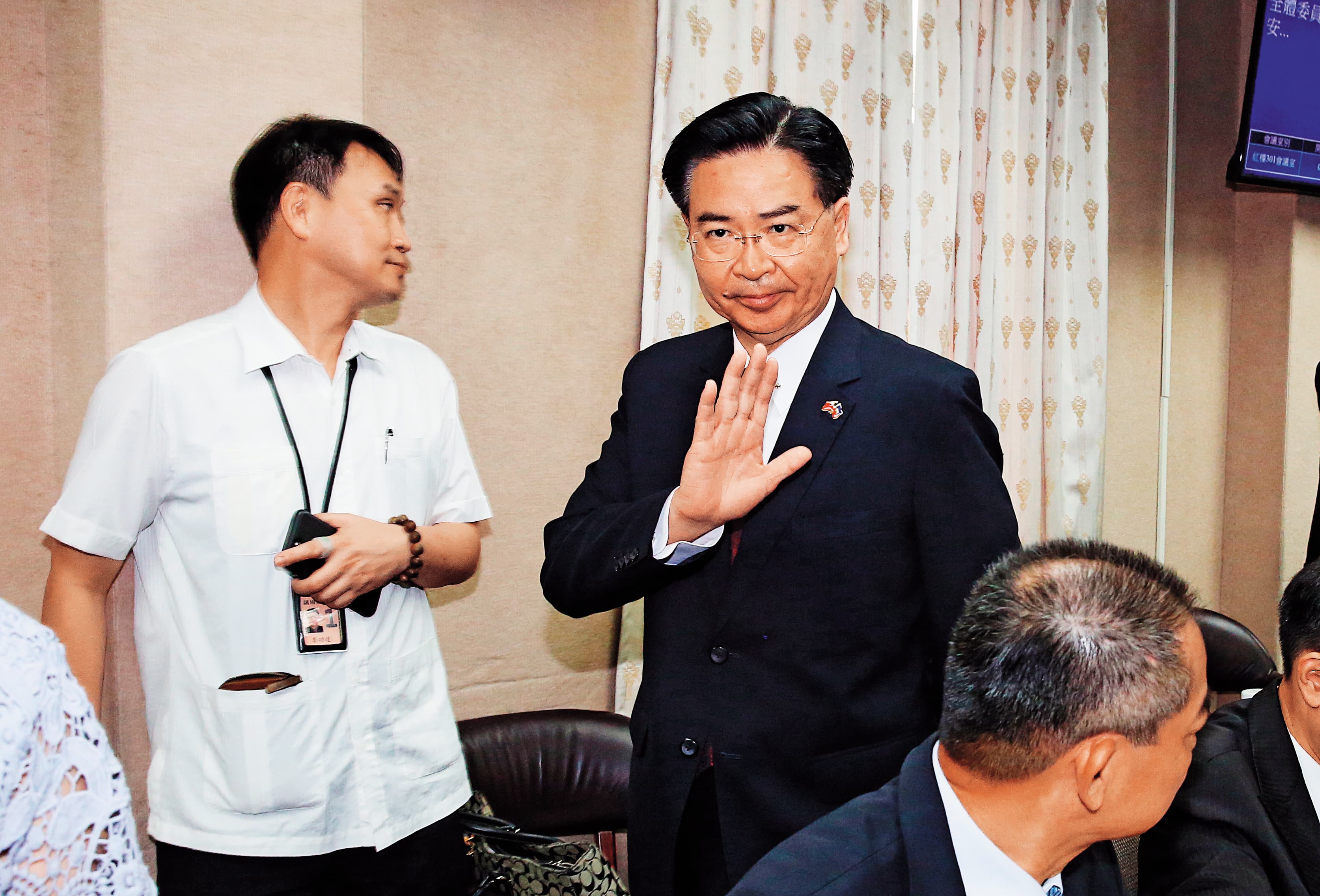 外交部長吳釗燮處理沈文強遭控性騷案，被質疑輕縱。
