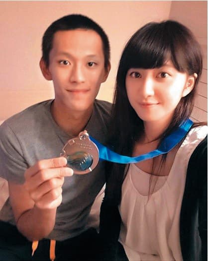 謝翔雅（右）跟八三夭合拍的MV出爐不久，她就跟交往多年的男友、富邦球星蕭順議（左）情變。（翻攝自謝翔雅IG）