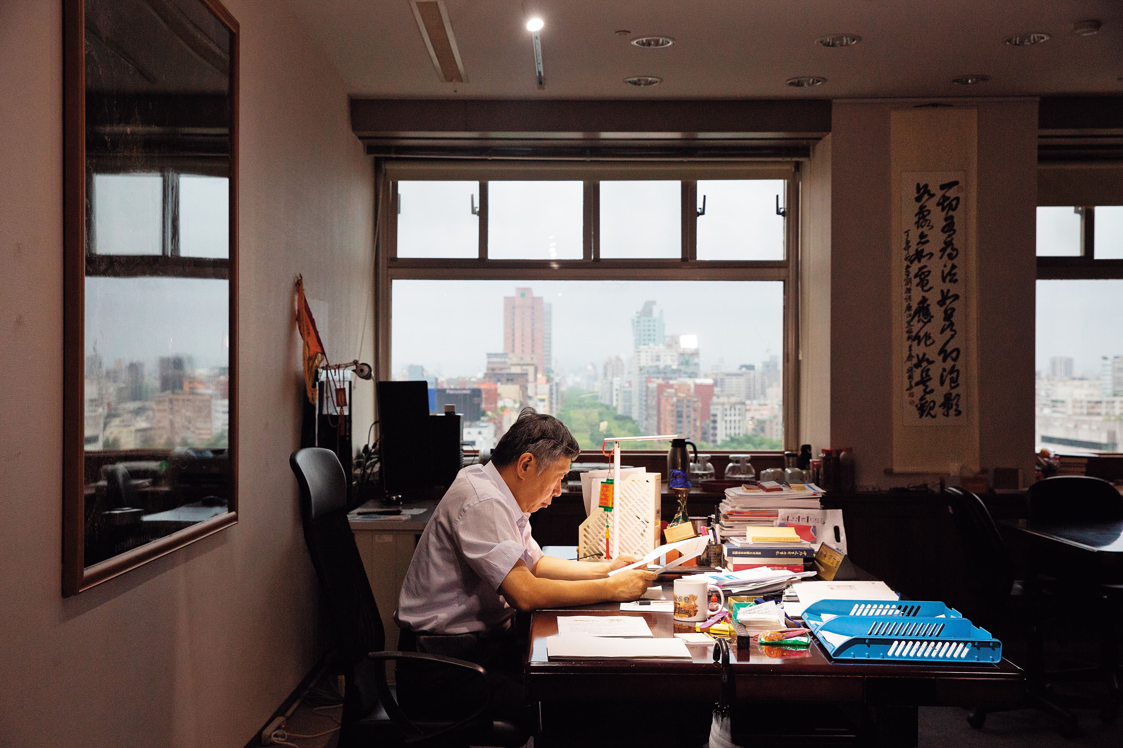 台北市長辦公室窗外即是仁愛路，一路到底便是總統府。柯坦言這次是參選最好時機，但卻以諸葛亮「六出祁山」故事吐露徐圖進取的心聲。