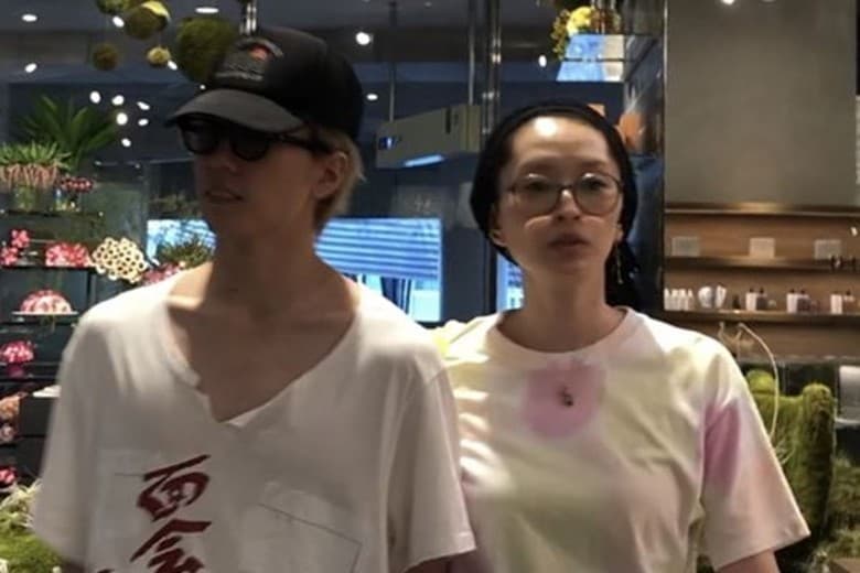 SPEED主唱島袋寬子（右）被拍到和嫩夫早乙女友貴外出看電影，素顏模樣讓網友驚呼「嚴重劣化」。（翻攝自女性自身）